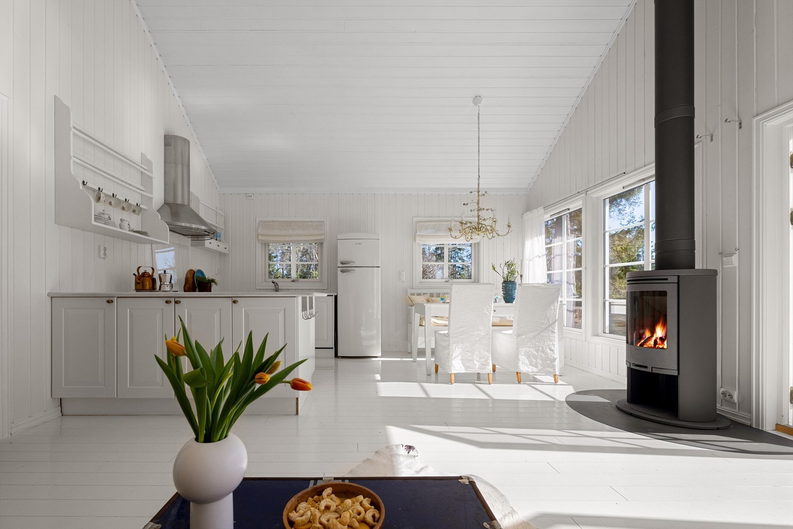 Hvitmalt tregulv og hvitt panel på vegger og i tak. Galleribilde