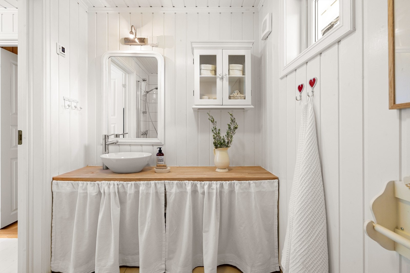 Porselenservant og heltre benkeplate med smart oppbevaringsløsning under. Galleribilde