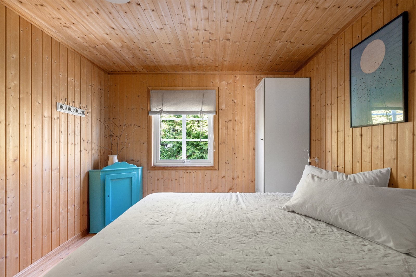 Hovedsoverommet med dobbeltseng og skapplass på begge sider av sengen. Galleribilde