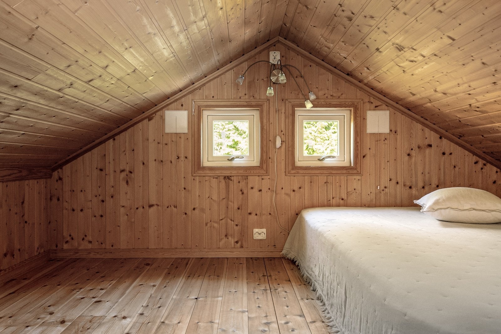 Hvis vi ser på antallet soveplasser, om man legger opp ekstra madrasser på hemsen, får man 8-9 sengeplasser totalt med annekset. Plass for familie og gjester, med andre ord! Galleribilde