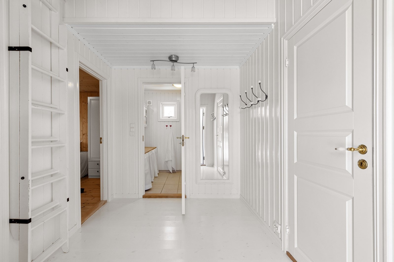 Fra gangen har du umiddelbart tilgang til de to soverommene, badet og hemsen med ekstra sengeplasser. Galleribilde