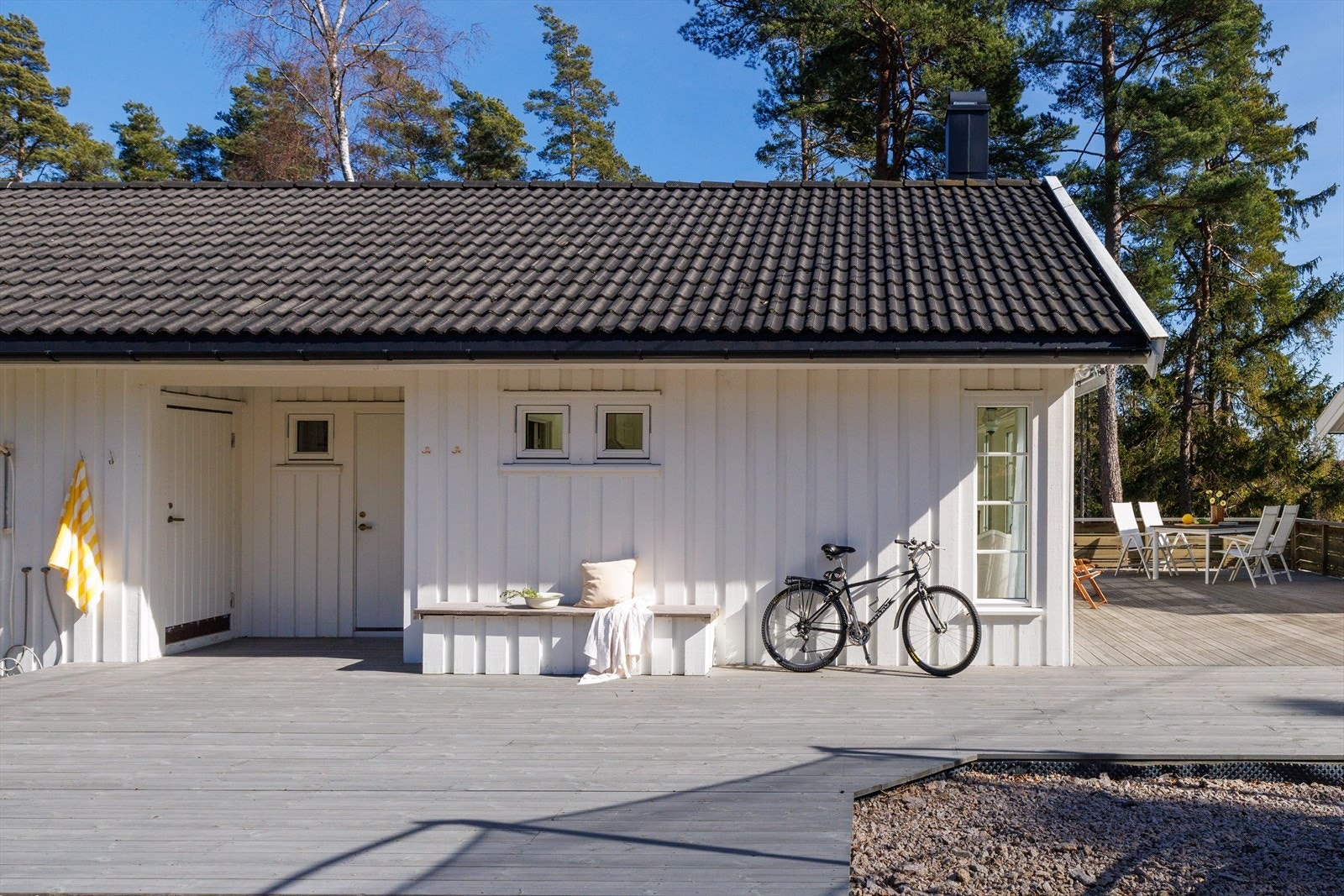 Vaskerom/bod til venstre for inngangsdøren, gunstig om man tilbringer mange uker på hytta. Galleribilde