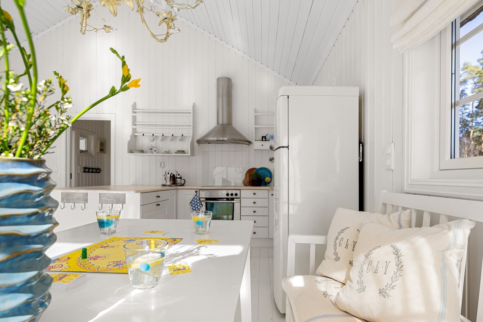 Kjøkkenet er fullt utstyrt; kjøleskap, oppvaskmaskin, komfyr, fryseskap og heltre benkeplate. Samtidig godt med lagring! Galleribilde