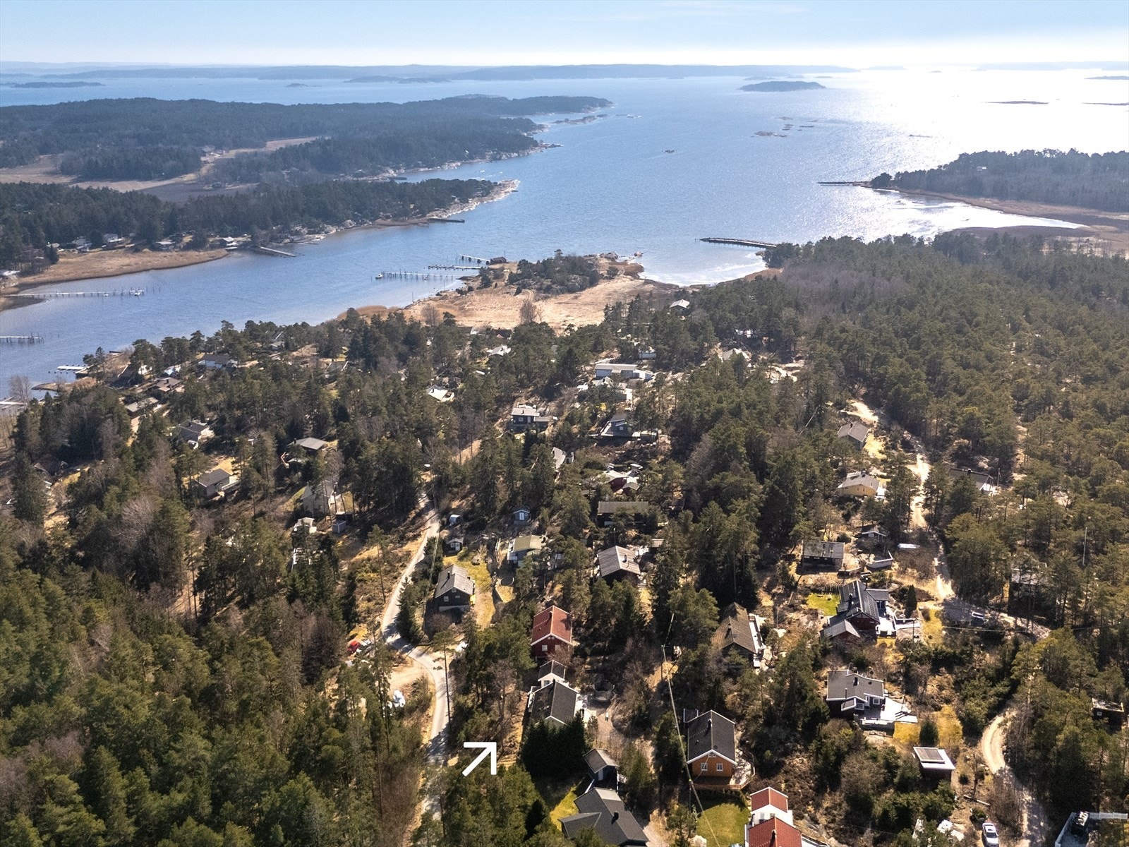 Hytta ligger i et hyggelig felt med kort gange ned til stranda, hvor det også er mulig å leie båtplass. Galleribilde