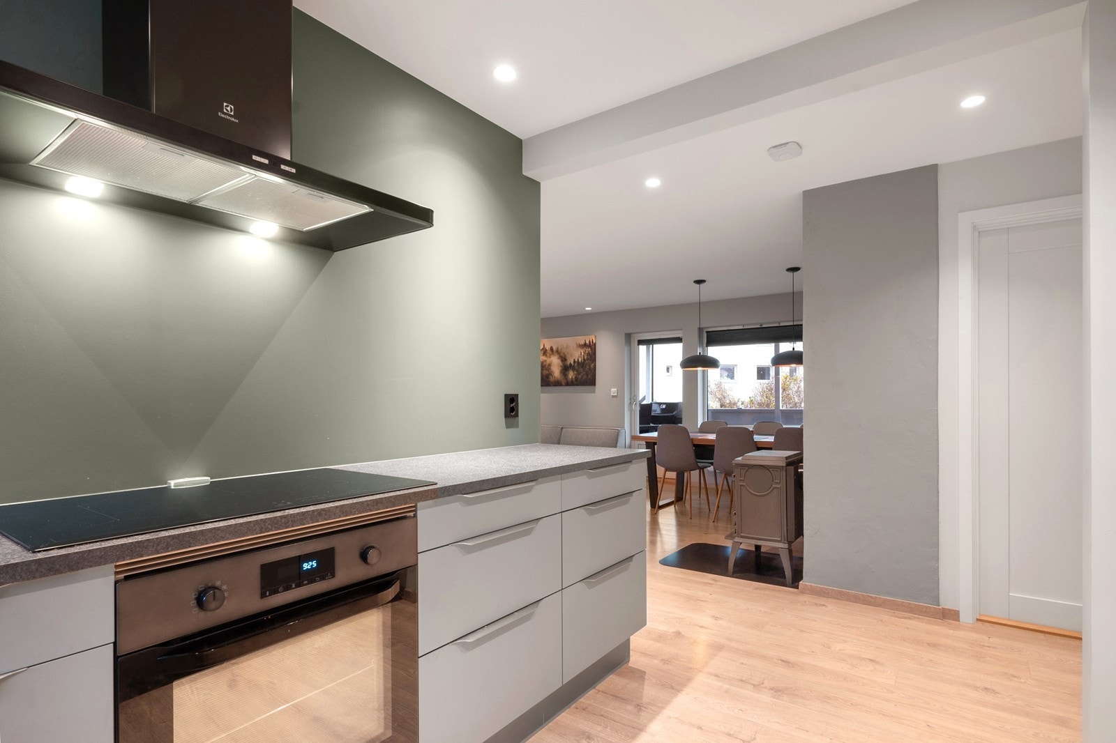 Leiligheten har en fin planløsning der kjøkken og stue ligger i tilknytning til hverandre. Galleribilde