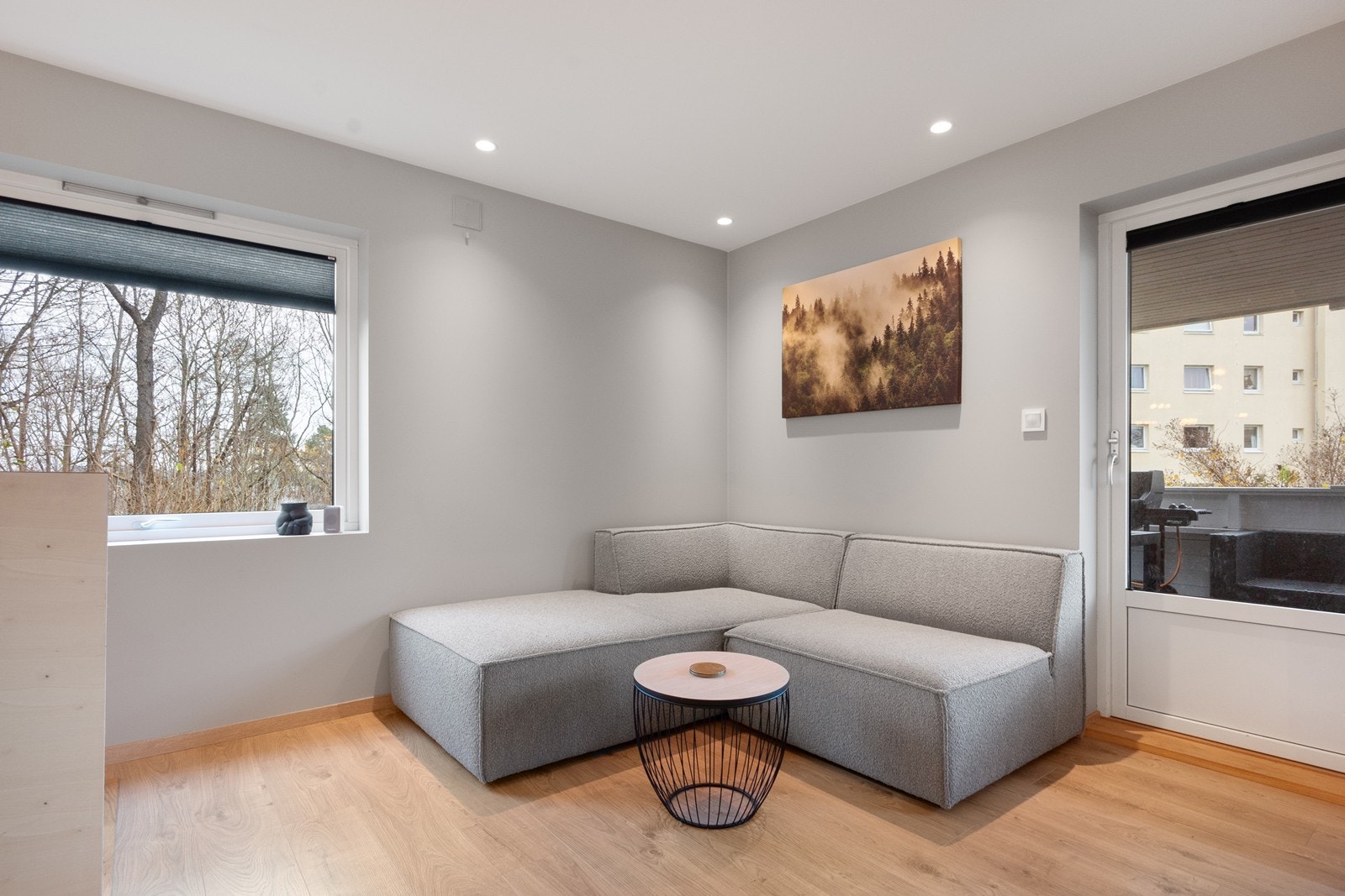 Fra stuen har du utgang til en romslig, overbygget veranda på ca. 19 kvm og en trapp fører ned til en markterrasse på ca. 18 kvm. Galleribilde