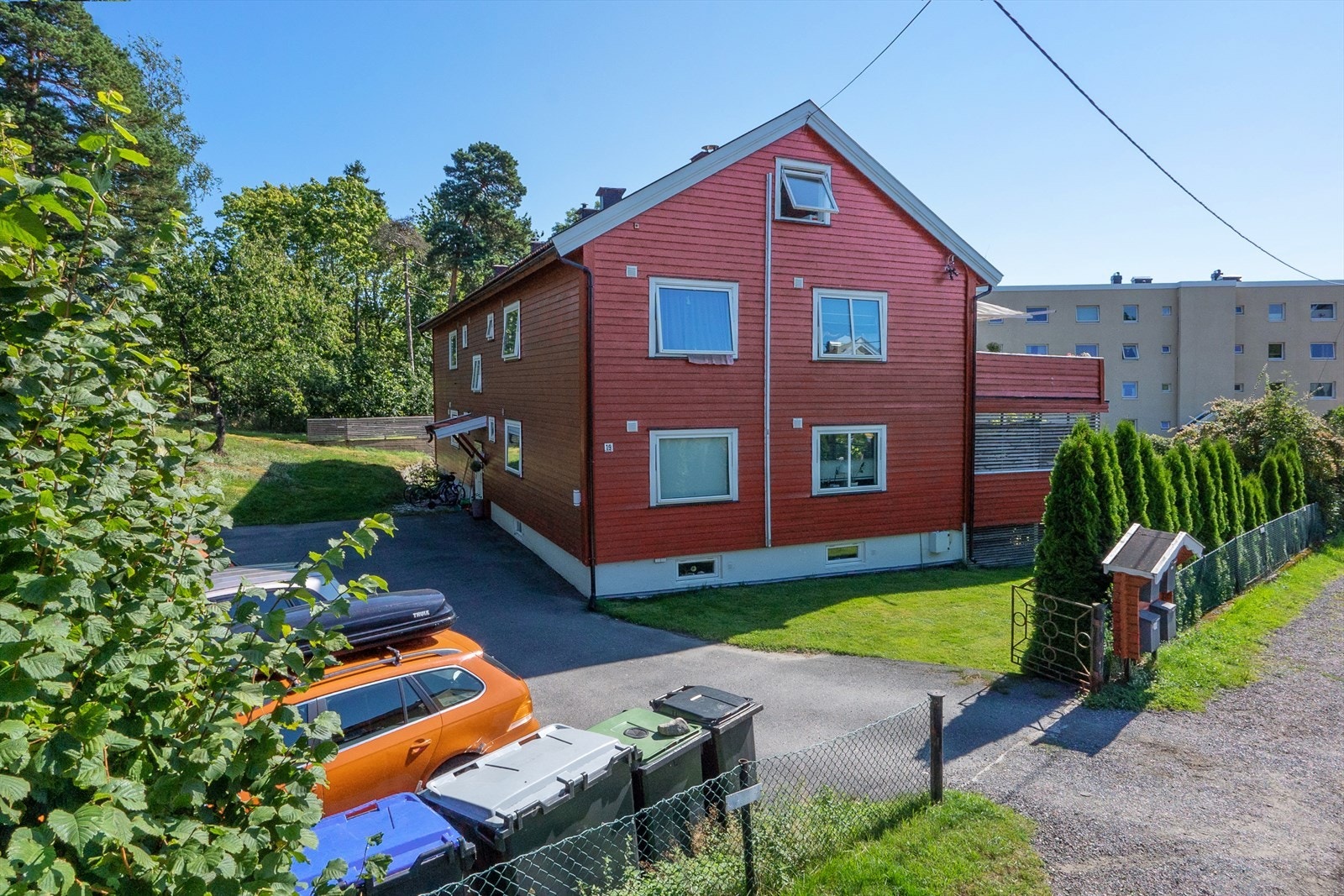Det er felles parkering for beboere med montert elbillader på gårdsplassen rett utenfor boligen. Galleribilde