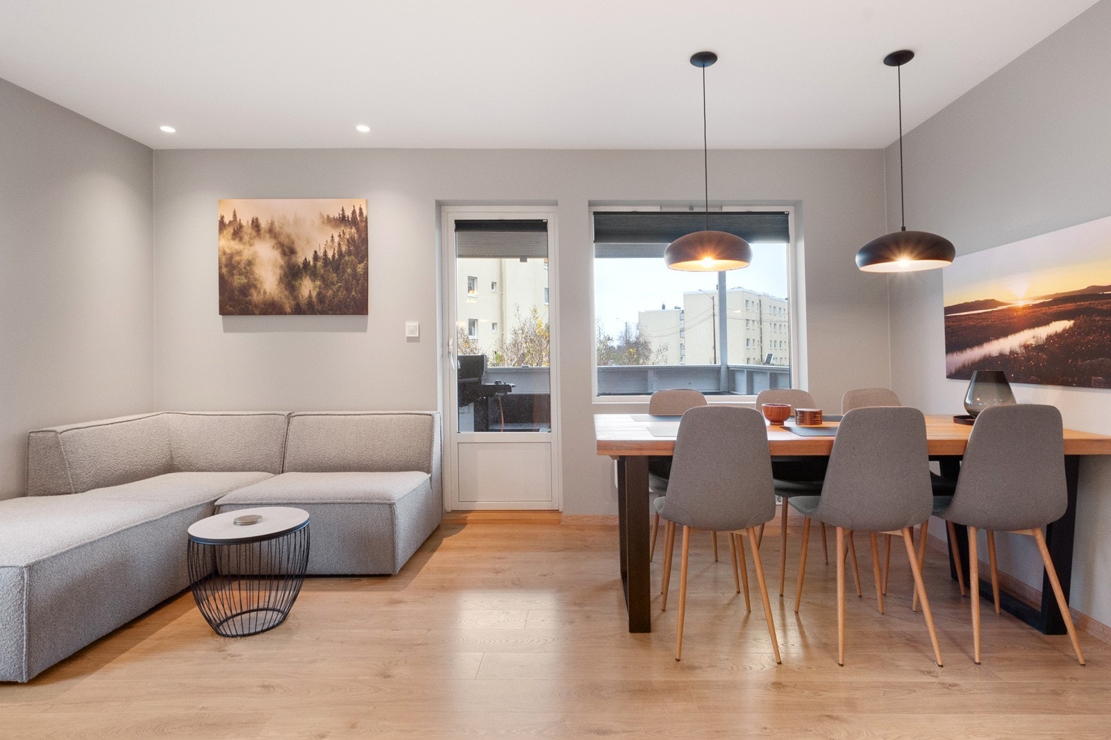 I stuen er det plass til både spisebord og sofaløsning med tilhørende møblement. Galleribilde