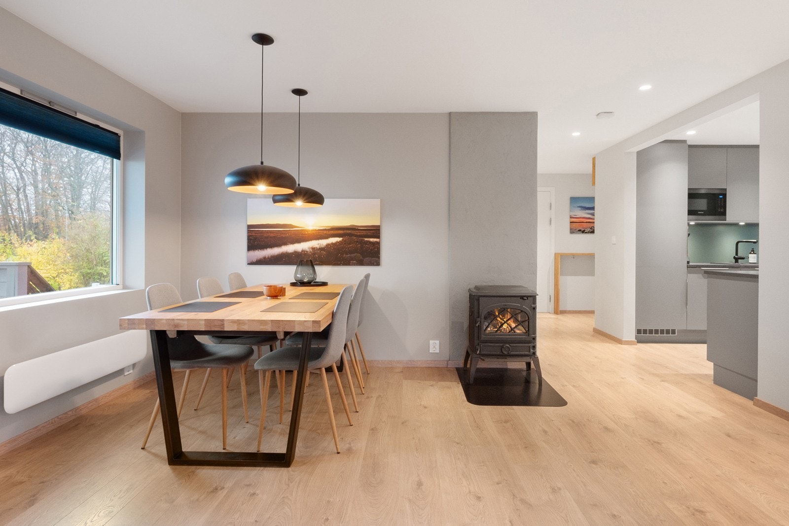 Den åpne løsningen mellom stue og kjøkken skaper en innbydende atmosfære og legger til rette for sosiale sammenkomster. Galleribilde