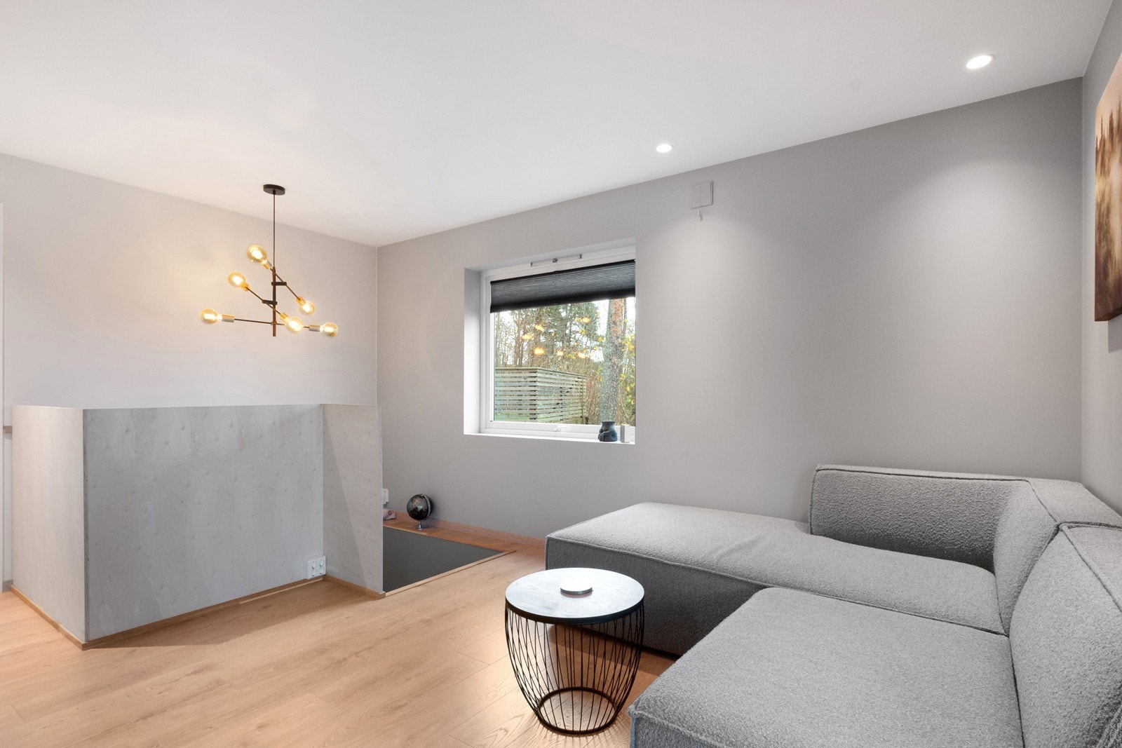 Fra stuen er trapp ned til leilighetens underetasje med kjellerstue og boder for oppbevaring. Galleribilde