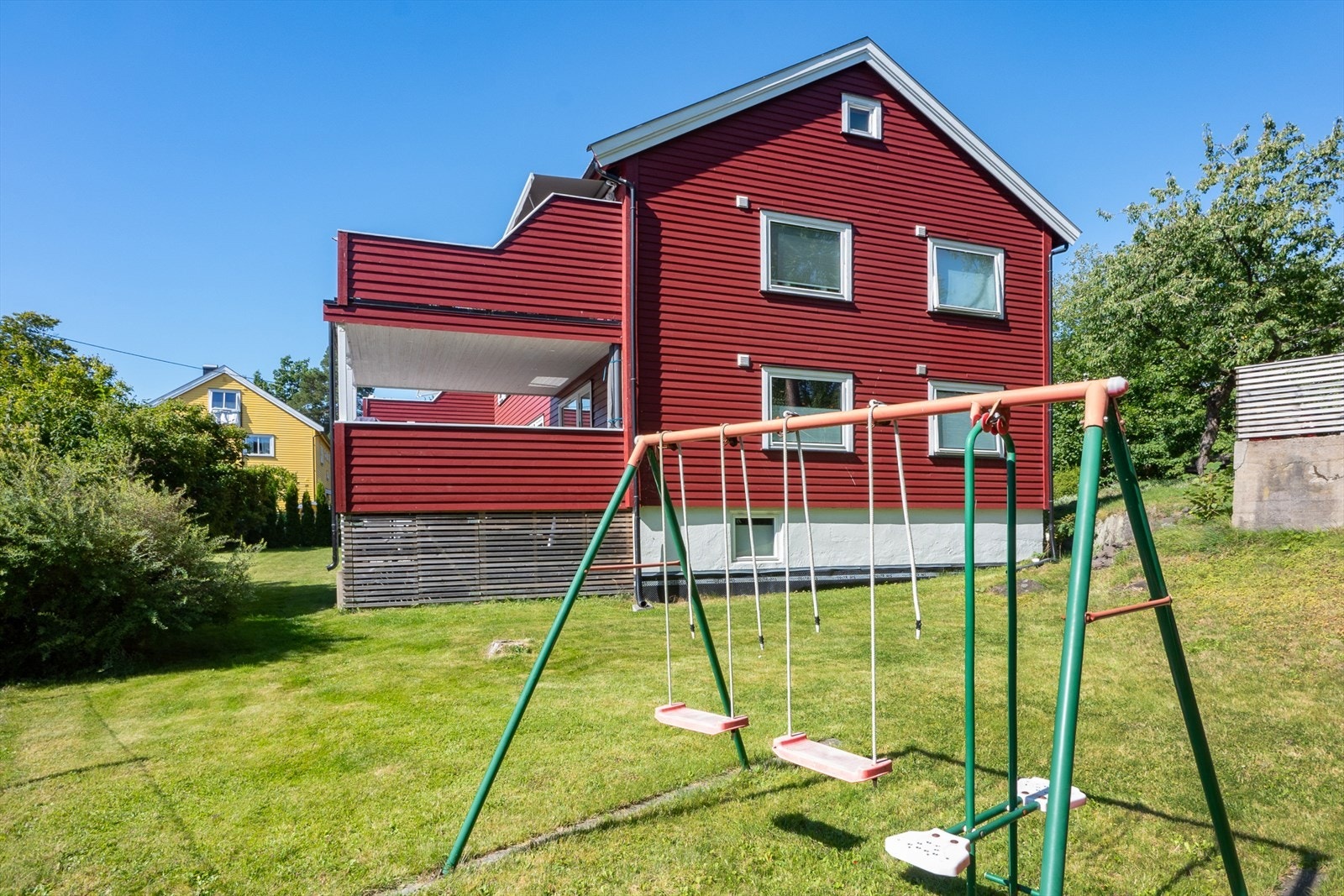 Hagen er pent opparbeidet med grønn gressplen og omkranset av div buskbeplantning. I hagen er det også et huskestativ som kan benyttes av beboerne. Galleribilde