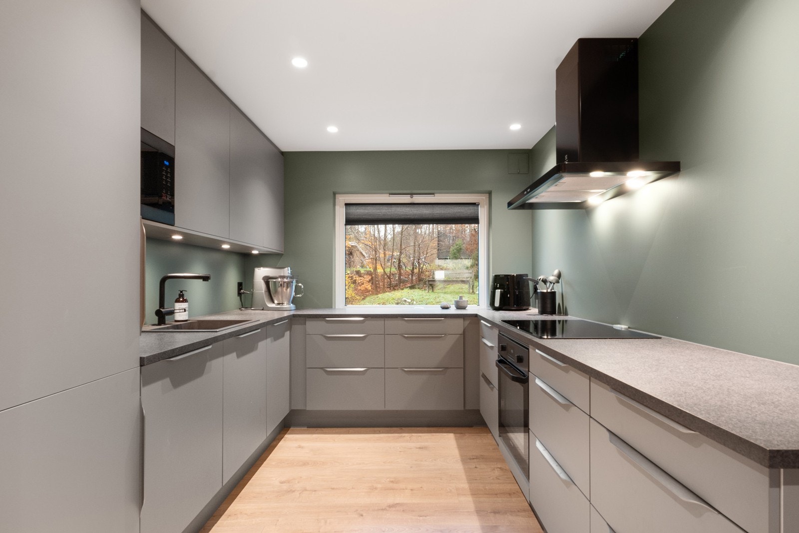 Kjøkkenet har godt med oppbevaringsplass i skuffer, over- og underskap og har integrerte hvitevarer med kjøl/frys, oppvaskmaskin, mikrobølgeovn, stekeovn, bred platetopp og ventilator. Galleribilde