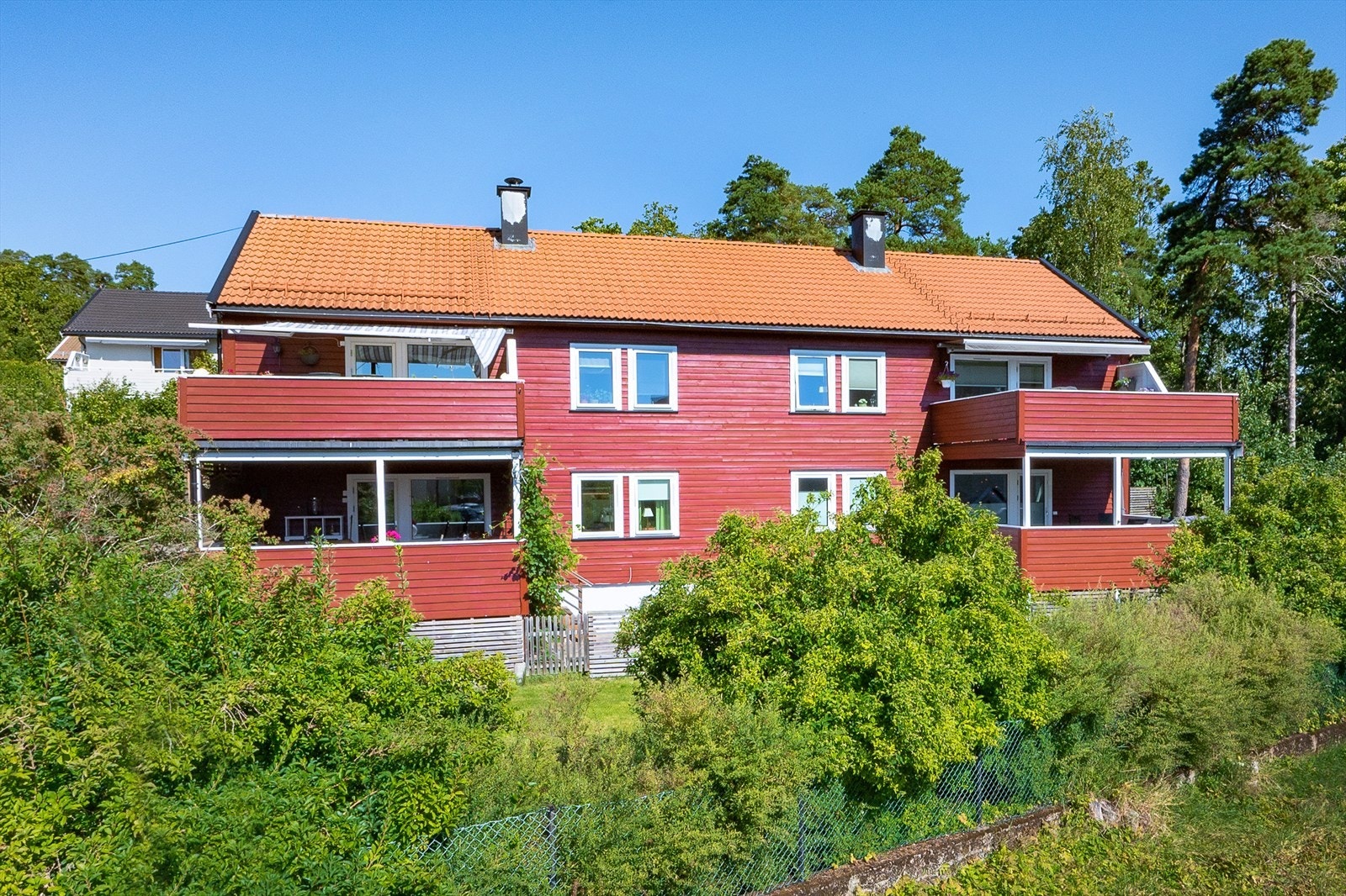 Beliggenheten er rolig og samtidig sentral på Balaklava, omkranset av grøntområder og kort vei til vann og turmuligheter. Galleribilde