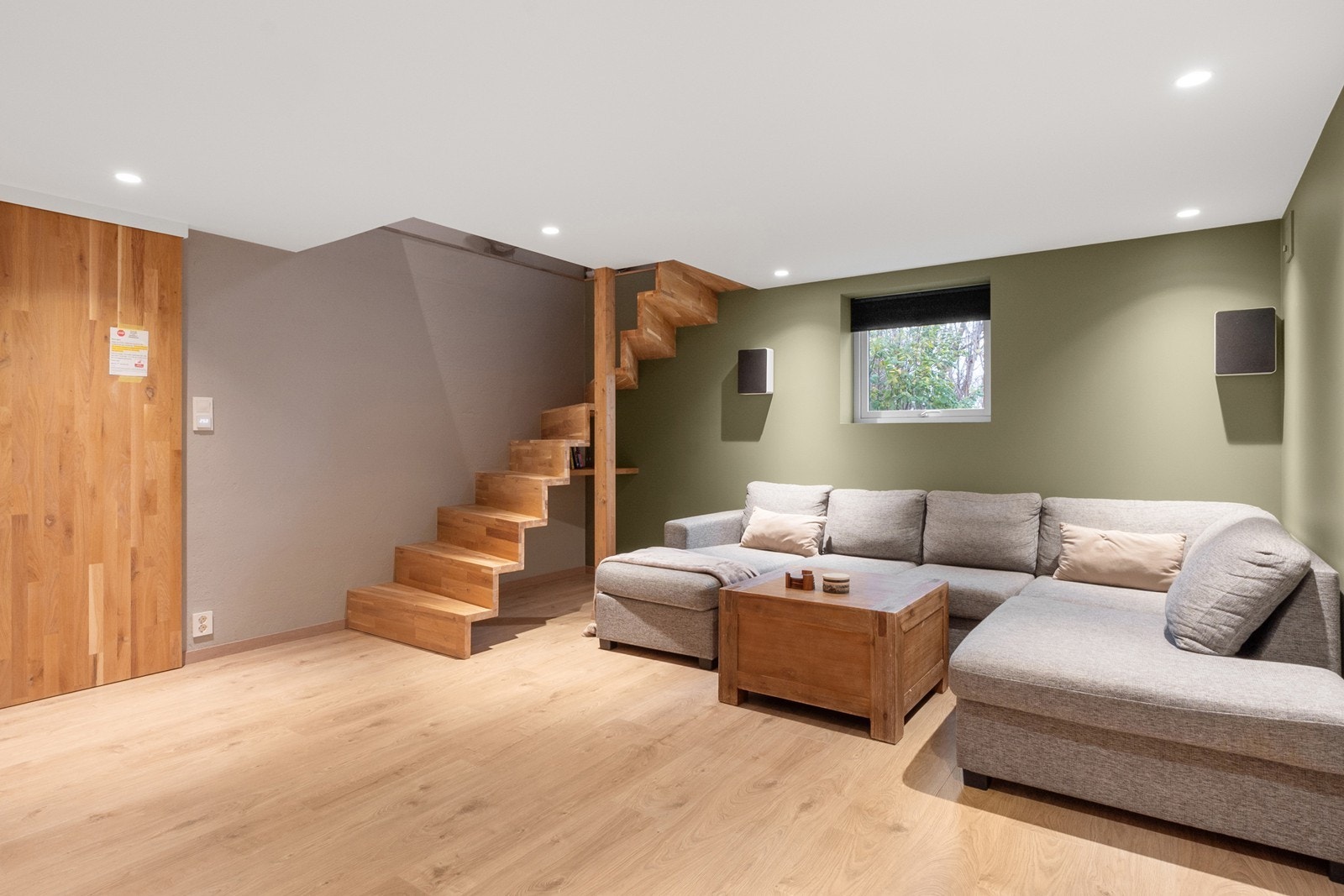 En trapp ned finner man en romslig kjellerstue. Kjellerstuen er i dag innredet med sofaløsning, men rommet er ikke omsøkt eller godkjent for varig opphold. Galleribilde