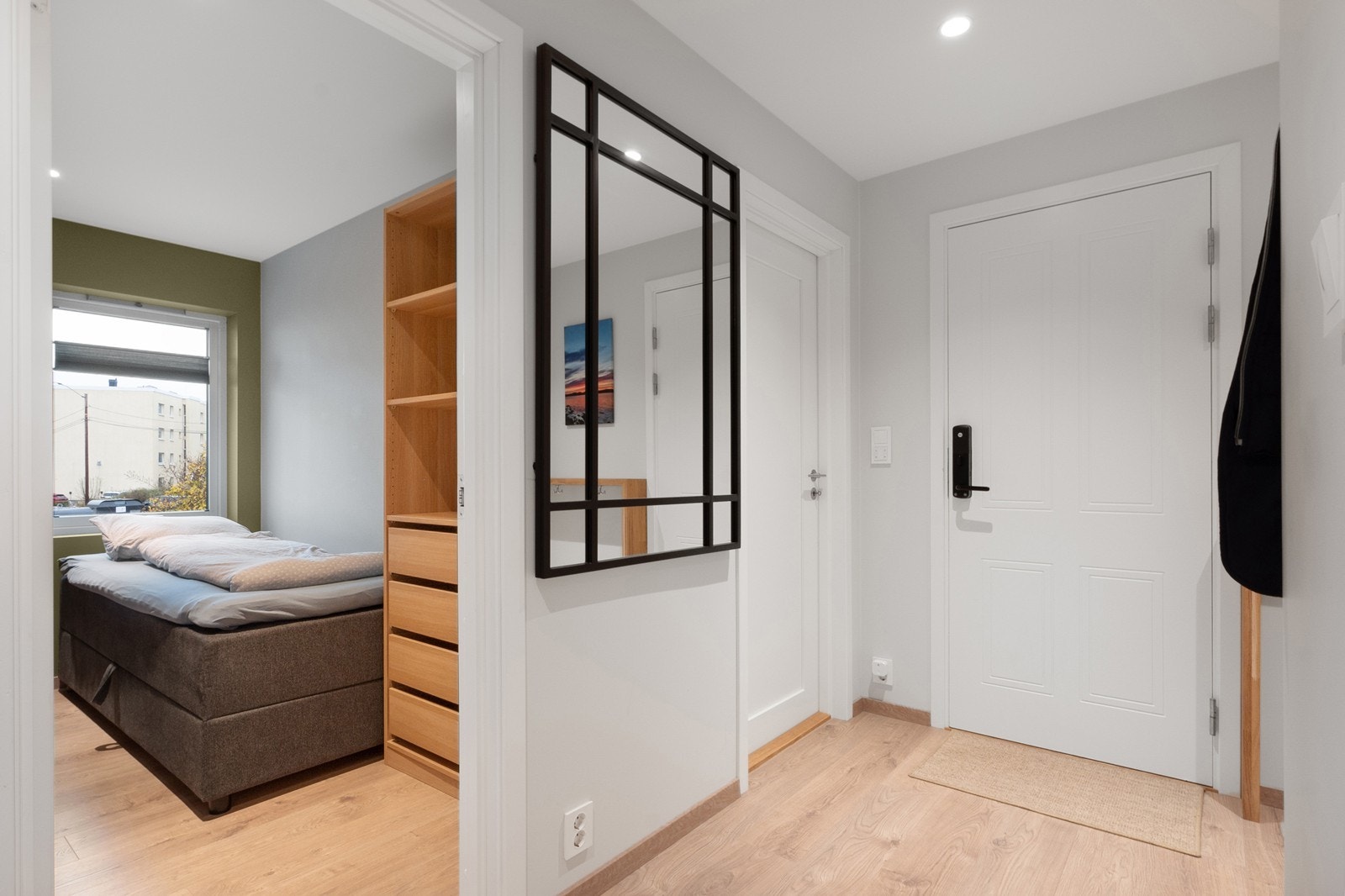 Leiligheten har slettmalte overflater i moderne farger, utstrakt bruk av downlights og ble oppgradert i 2019 med blant annet nytt kjøkken, nye overflater og nytt el-anlegg med smarthusløsning. Galleribilde