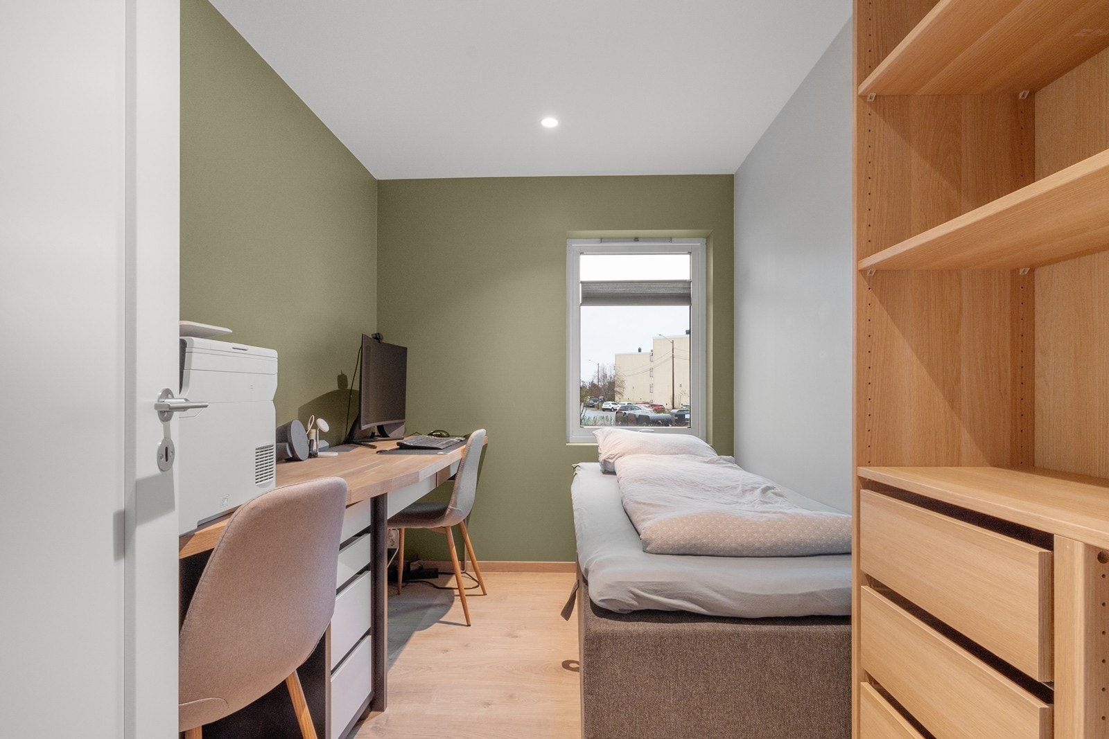 Ett av soverommene er i dag innredet som en kombinasjon av hjemmekontor og gjesterom. Galleribilde