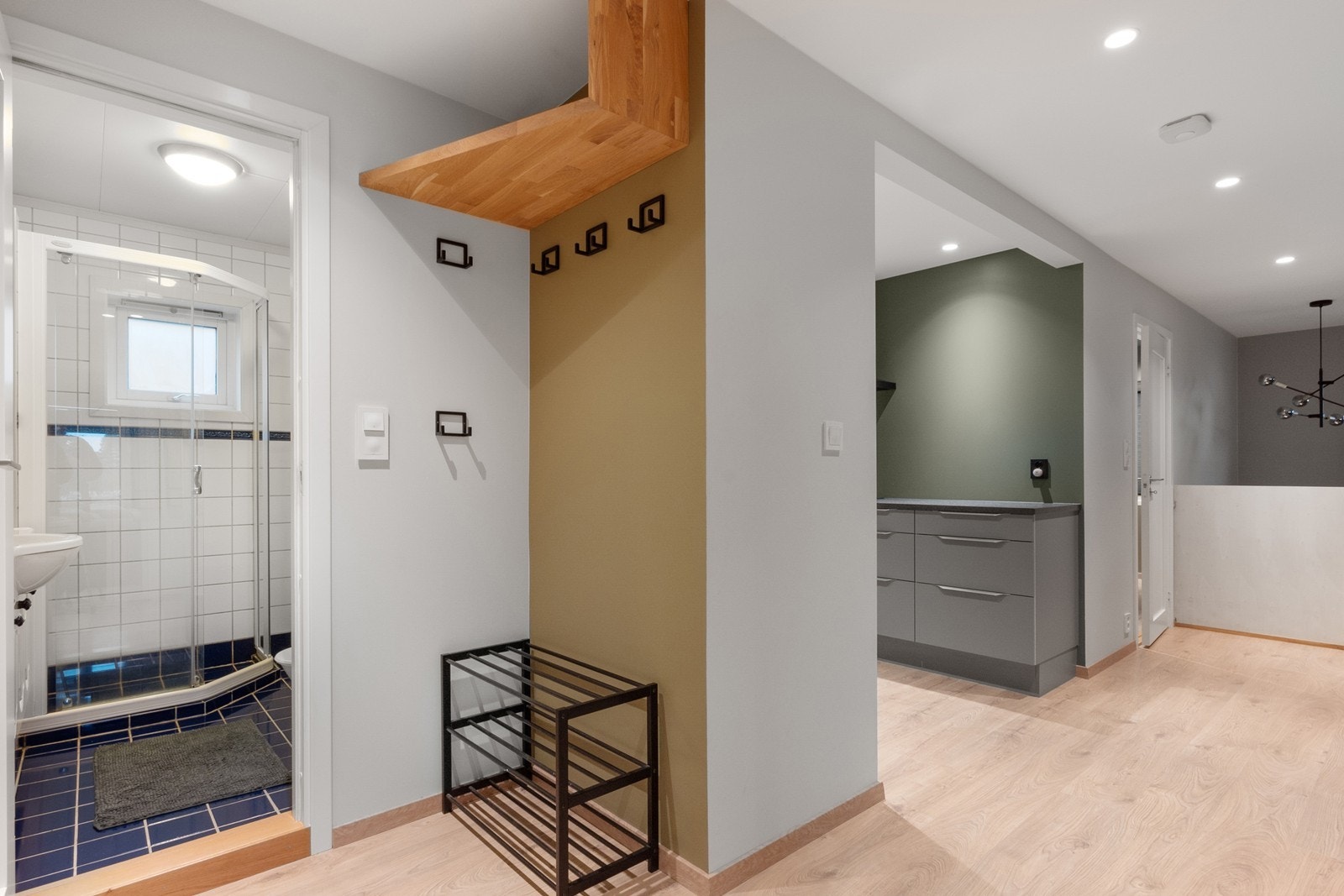 Entréen byr på oppbevaringsplass i to elegante hyller samt knagger for ytterjakker. Galleribilde