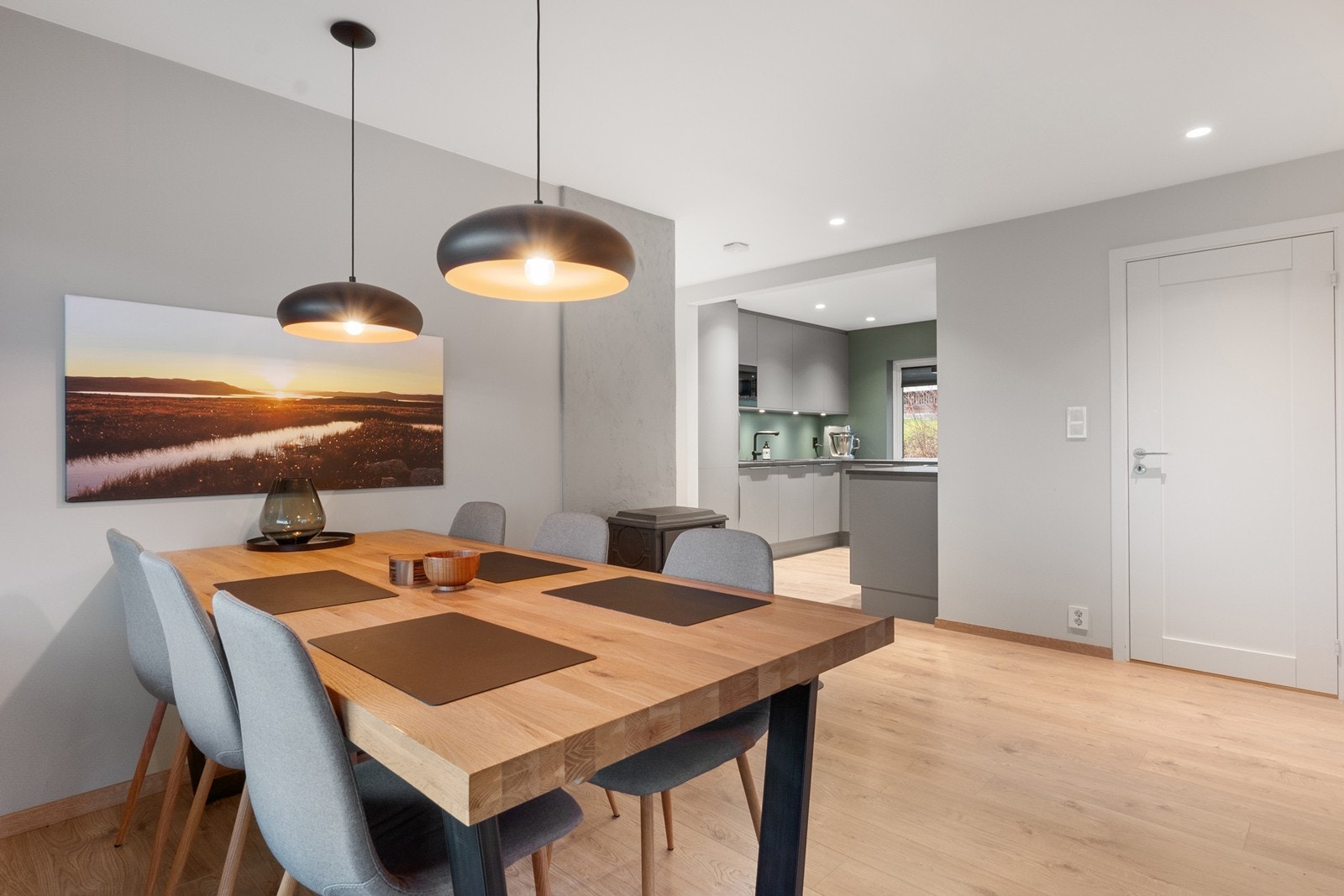 Spisestuen har plass til et stort bord med rom for familie og venner. Galleribilde