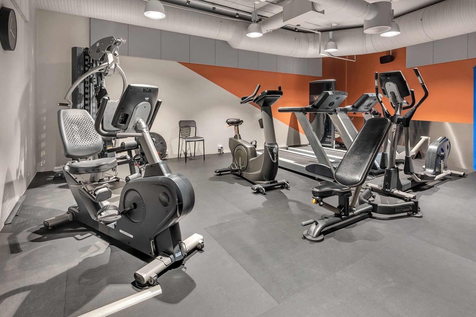 Moderne treningsrom med topp utstyr. Perfekt for en aktiv livsstil når det kan friste mer med trening innendørs Galleribilde