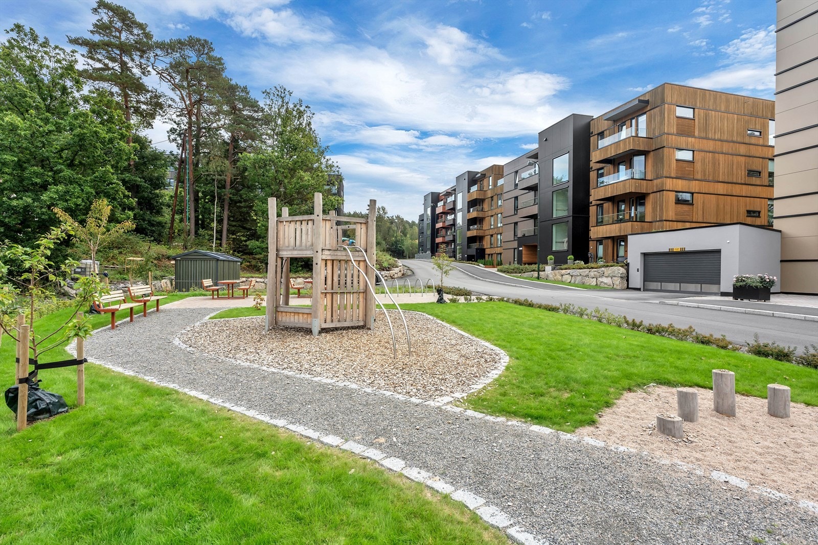 Lekeplass med flere sittegrupper Galleribilde