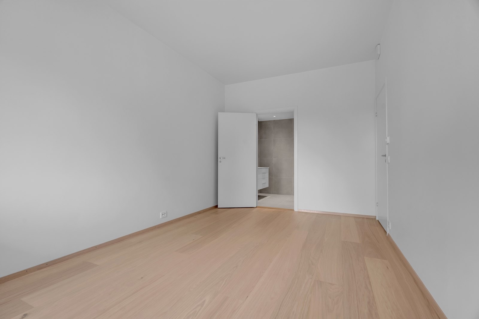 Rommet har tilgang til eget bad Galleribilde