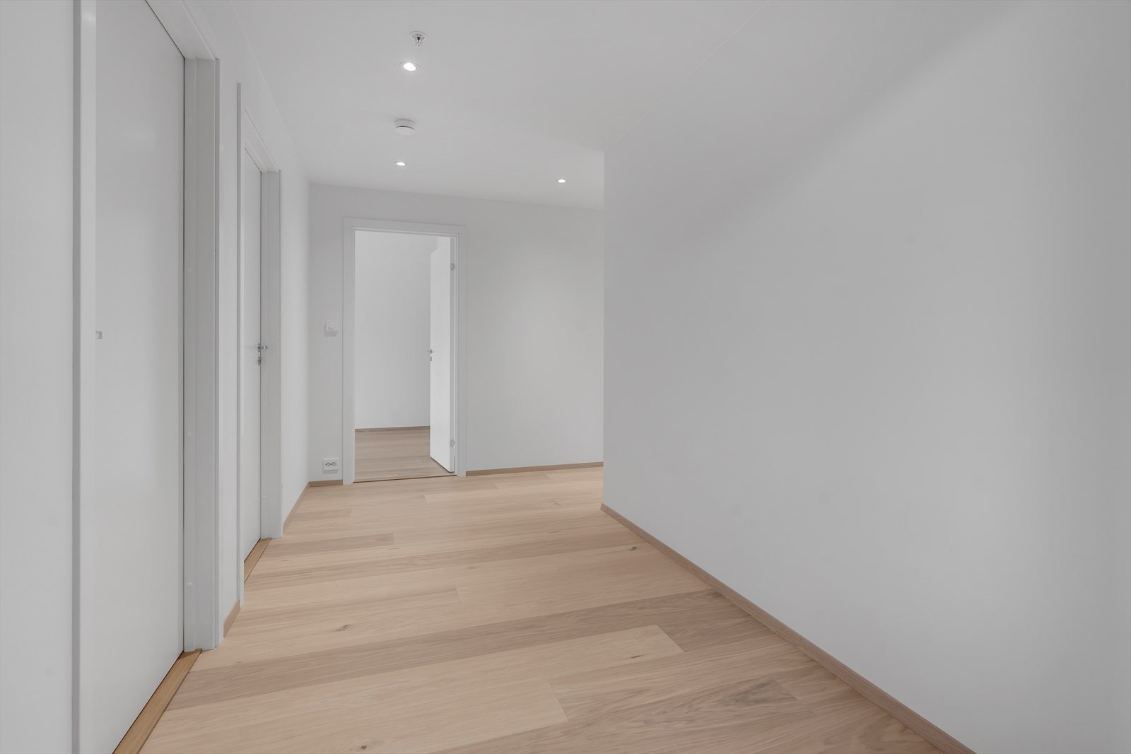 Romslig gang med mulighet til å innrede med garderobeskap Galleribilde