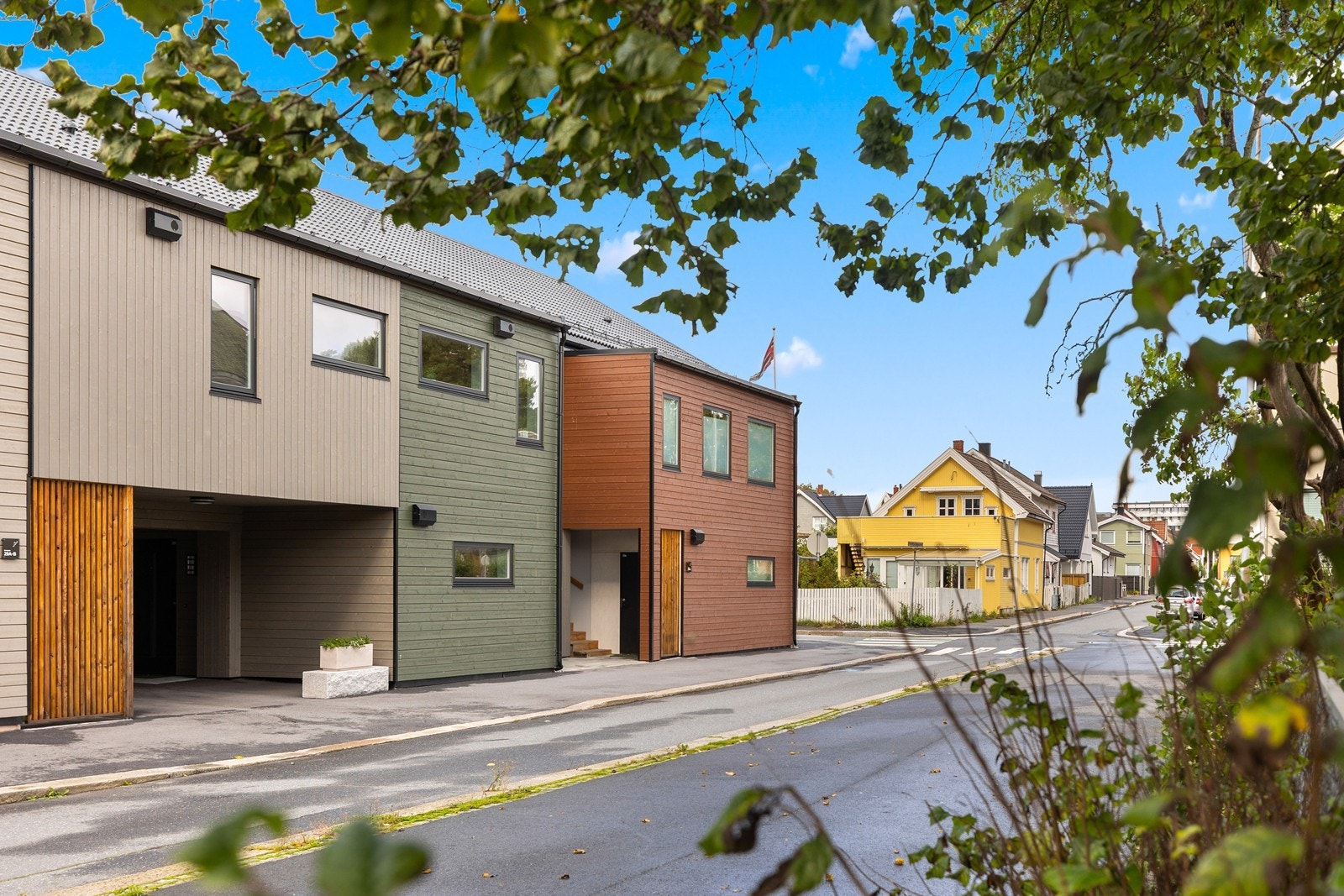 Leiligheten disponer utvendig trapp med en naboleilighet - trappen går opp ved fasaden mot Skolegata. Galleribilde