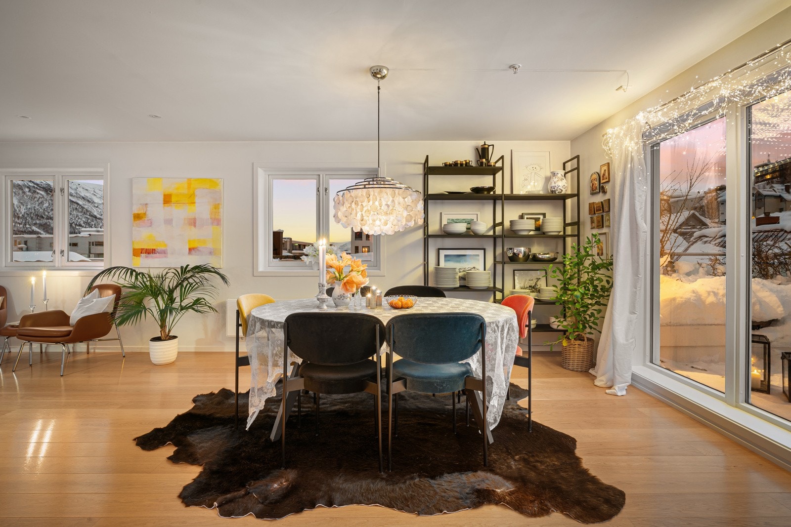 Det er vannbåren varme til radiator, og oppvarmingskostnaden er inkludert i felleskostnadene. Galleribilde