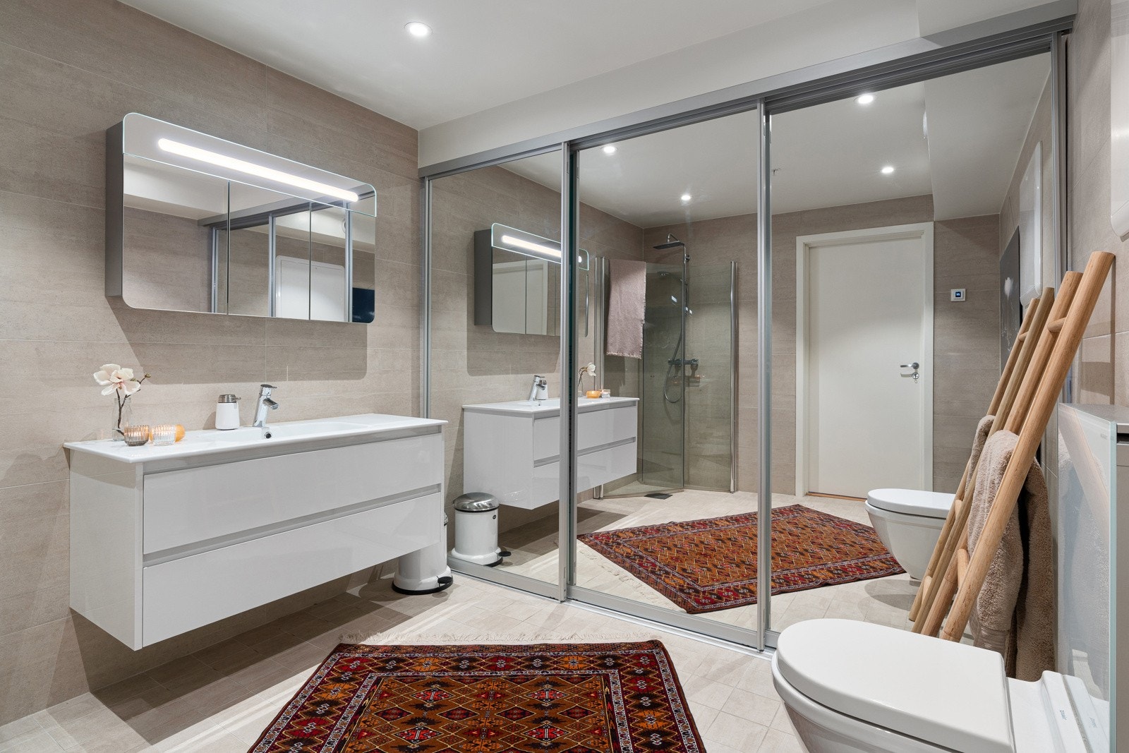 Vaskeromsnisje bak skyvedørene. Galleribilde