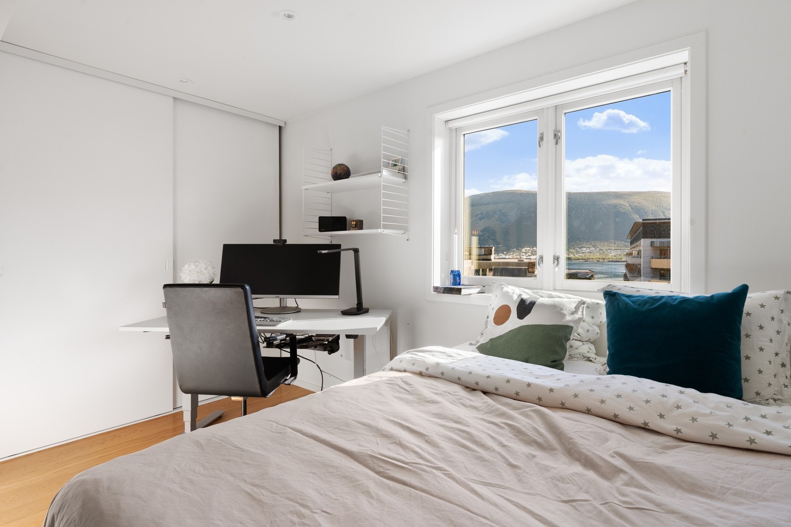 Soverom 3 av 3 er større og har plass for dobbeltseng. Det er skyvedørsgarderobe. Galleribilde