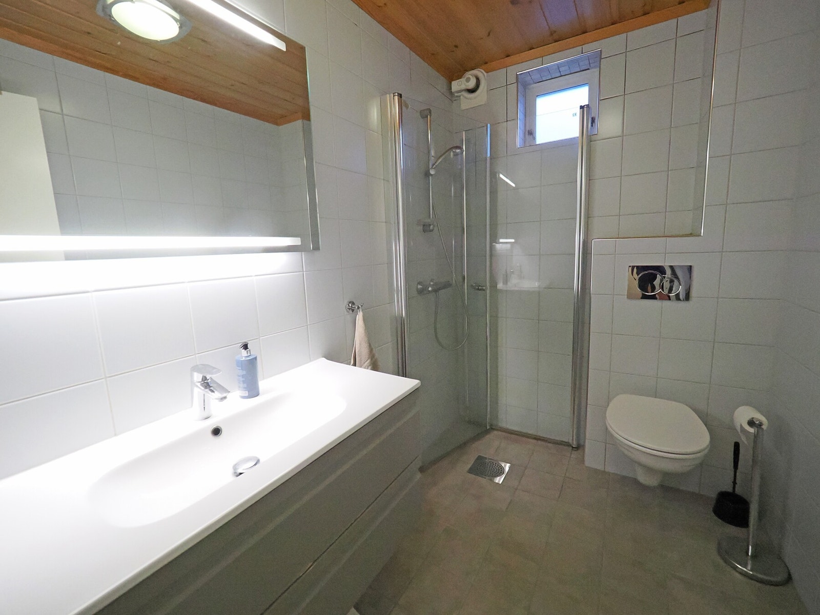 Bad innredet med dusj, servant og WC Galleribilde
