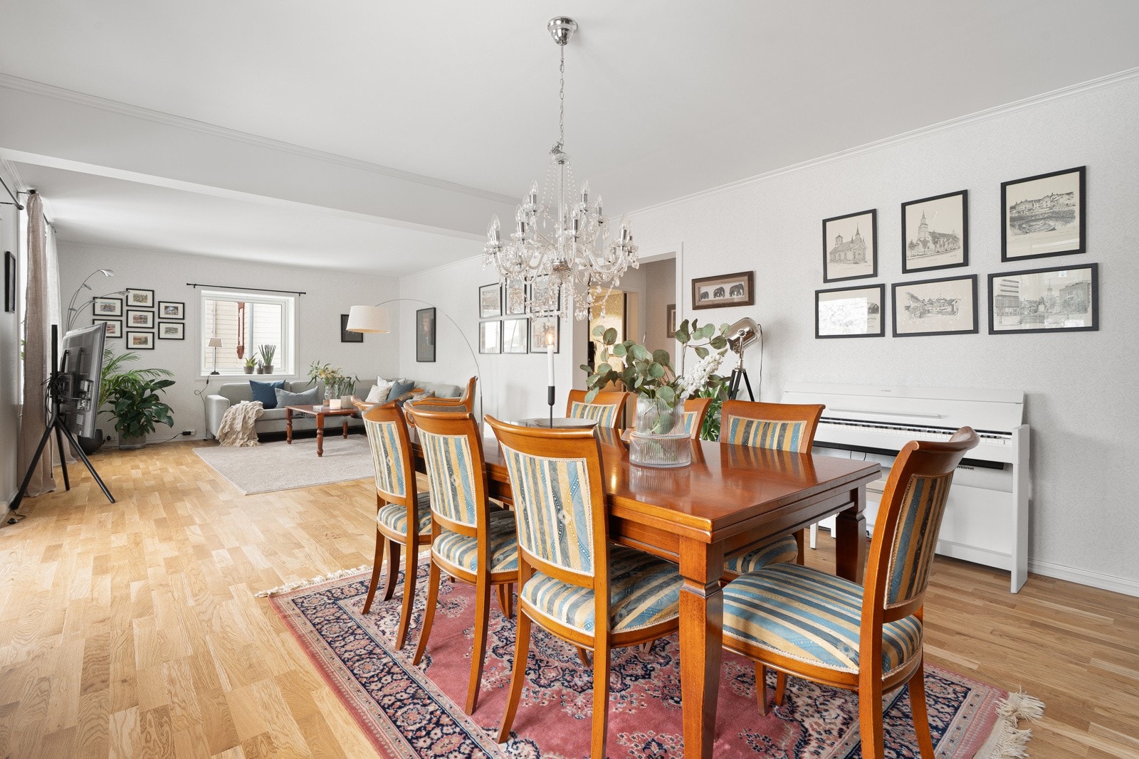 Møberingsvennlig med flere naturlige soner for bl.a. spisebord og sofagruppe. Galleribilde