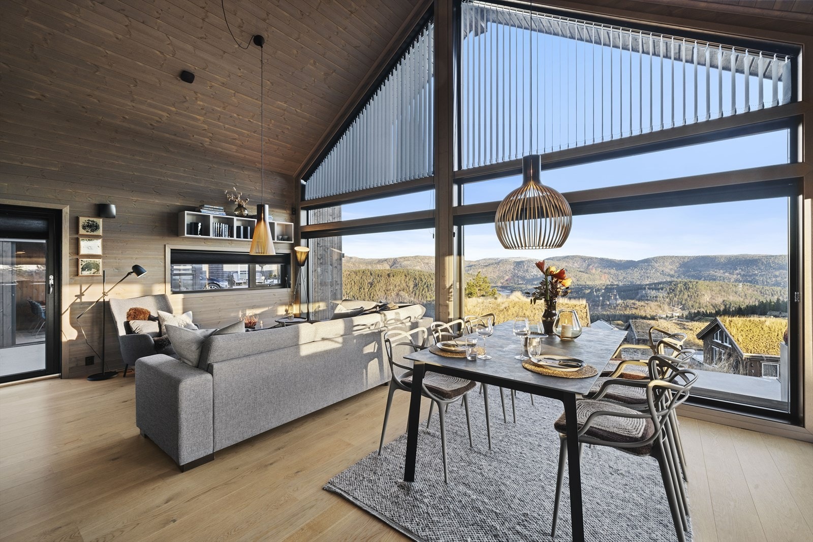 Innbydende stue med god takhøyde og floor to ceiling vinduer i front Galleribilde