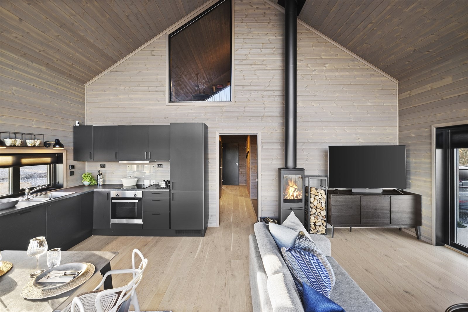 Stue, spisestue og kjøkken. Galleribilde