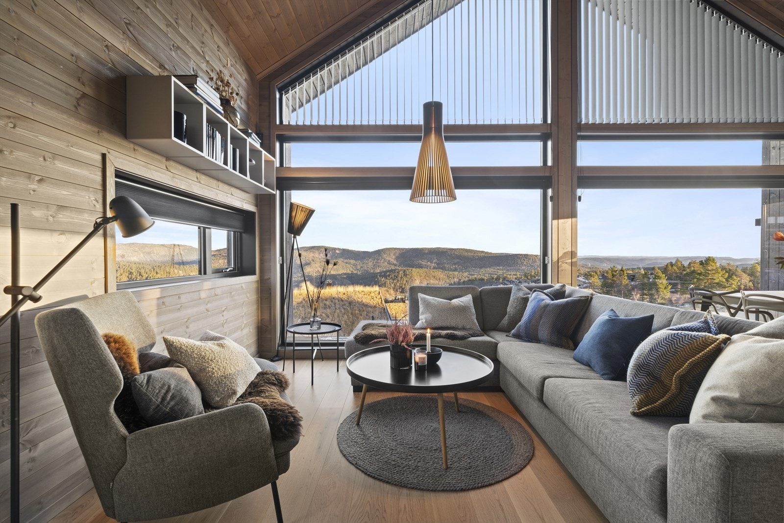 Stuen har god plass til ønsket møblering Galleribilde