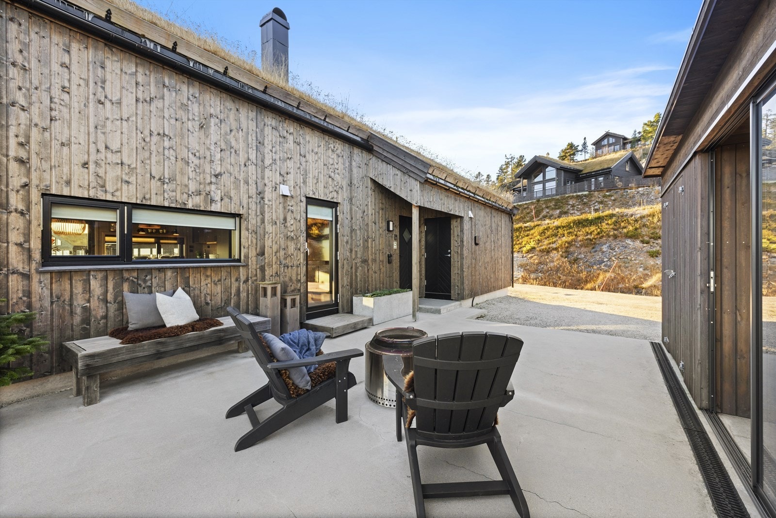 Stor, støpt betongterrasse. Klargjort for skifer eller treplatting etter kjøpers ønske. Ellers kan det benyttes slikt det står Galleribilde