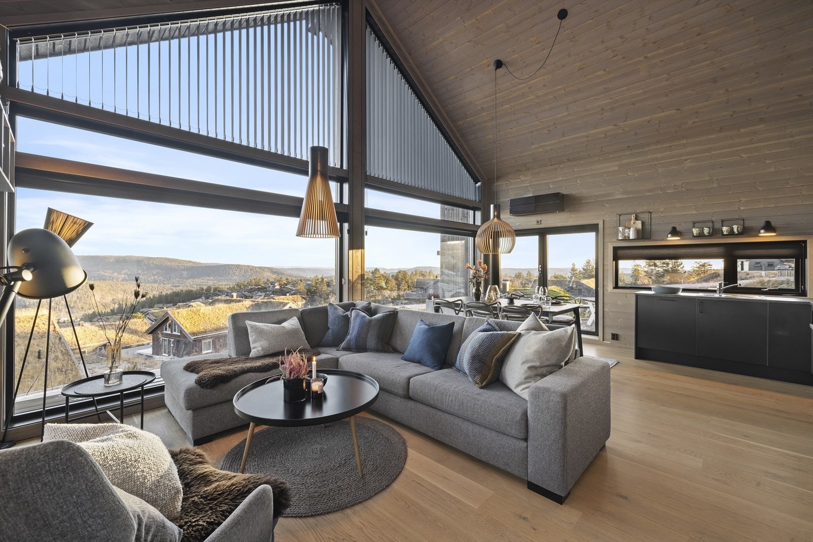 Stue, spisestue og kjøkken er i åpen løsning Galleribilde