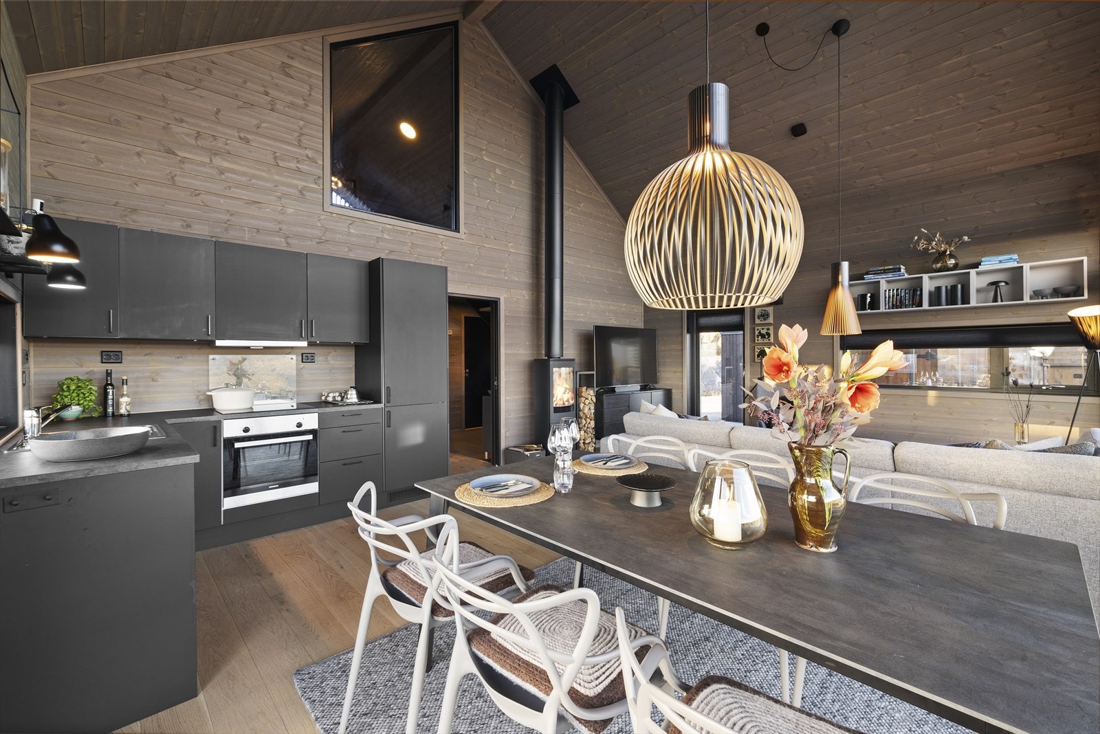 Den åpne løsningen gjør dette til et sosialt og hyggelig allrom Galleribilde