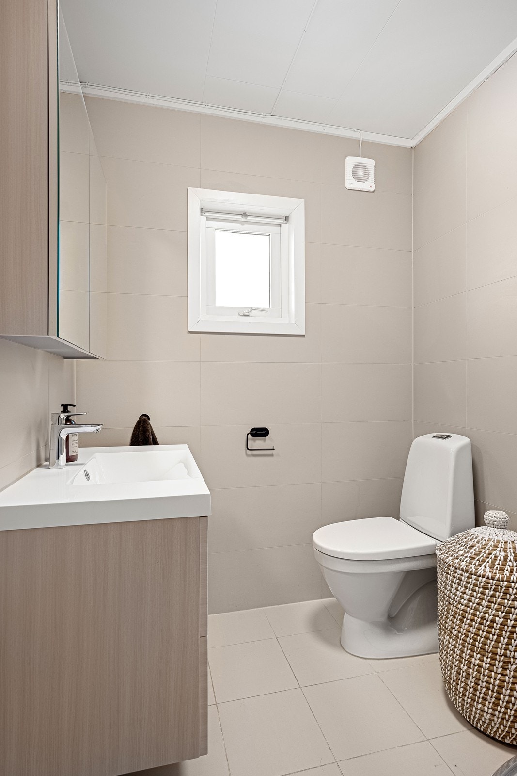 Delikat og flislagt med varmekabler i gulvet. Badet er utstyrt med dusjkabinett og toalett. Galleribilde