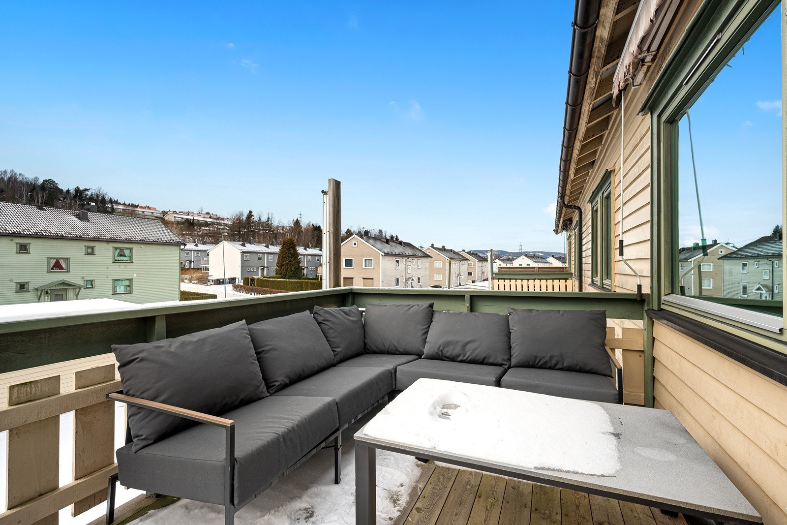 Leiligheten har en sydvestvendt balkong med et areal på 10 kvm. Det er gode solforhold på balkongen. Galleribilde