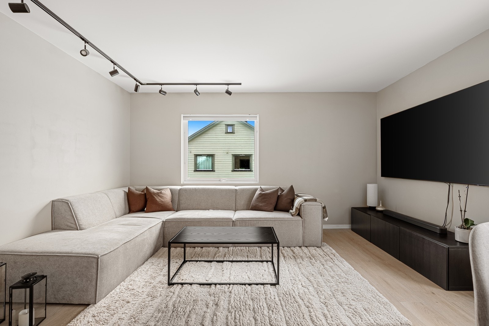 Det er lagt et flott laminatgulv i hele leiligheten, mens vegger og himlinger har slette, malte overflater. Galleribilde