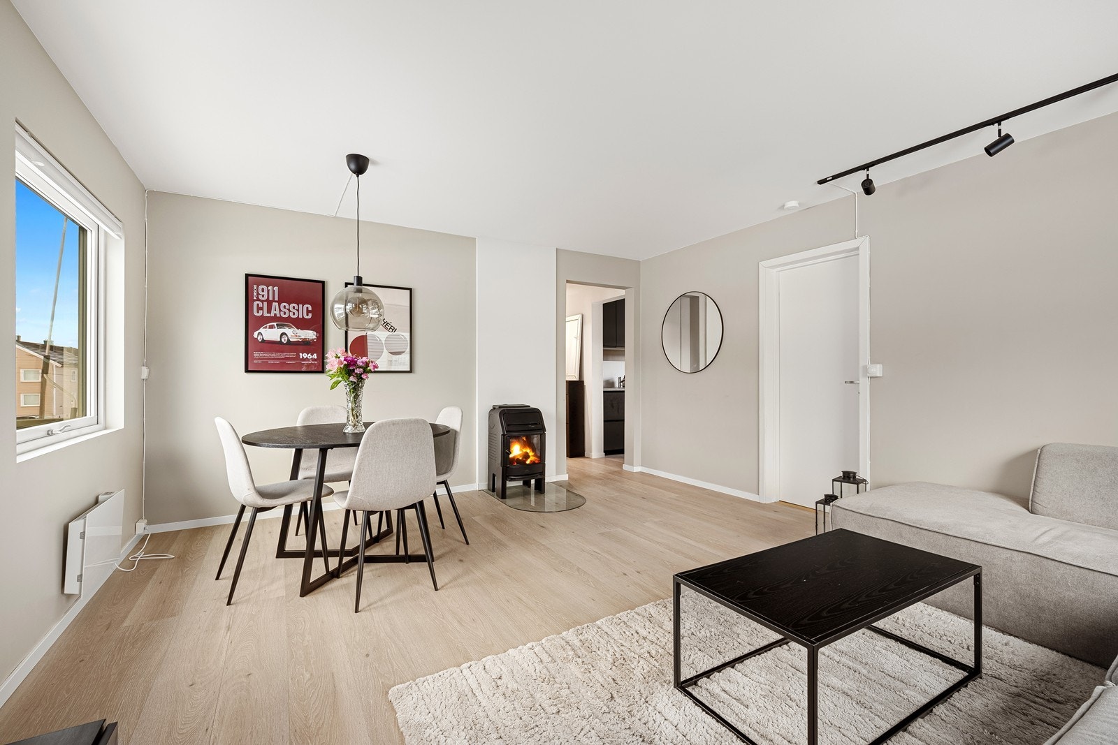 I stuen er det en peisovn. Det er i senere tid utført en pipefornying (piperehabilitering) av pipeløpet tilhørende leiligheten. Galleribilde