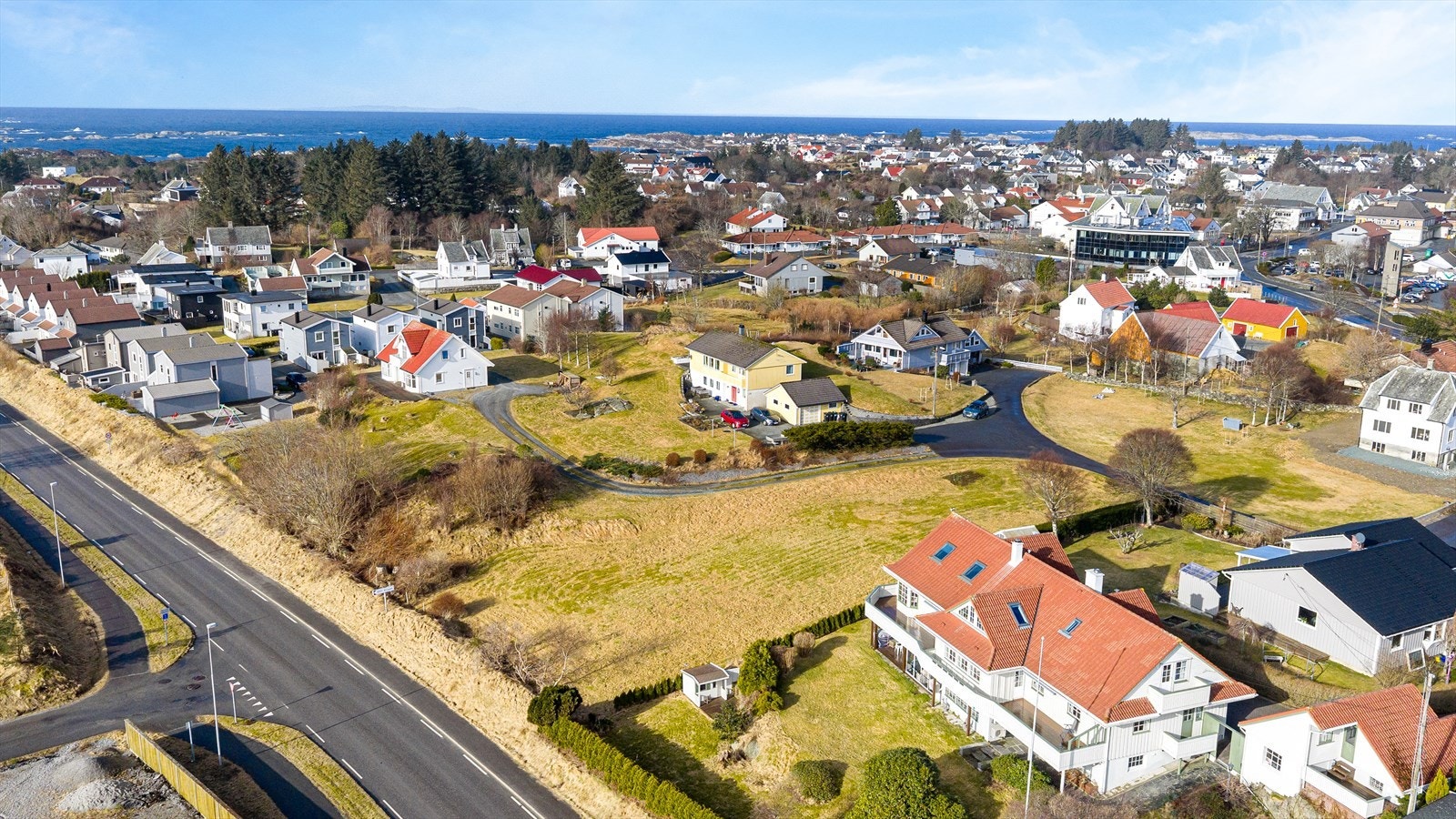 Tomtene har en sentral, men rolig beliggenhet med kort avstand til det meste bygden har å tilby Galleribilde