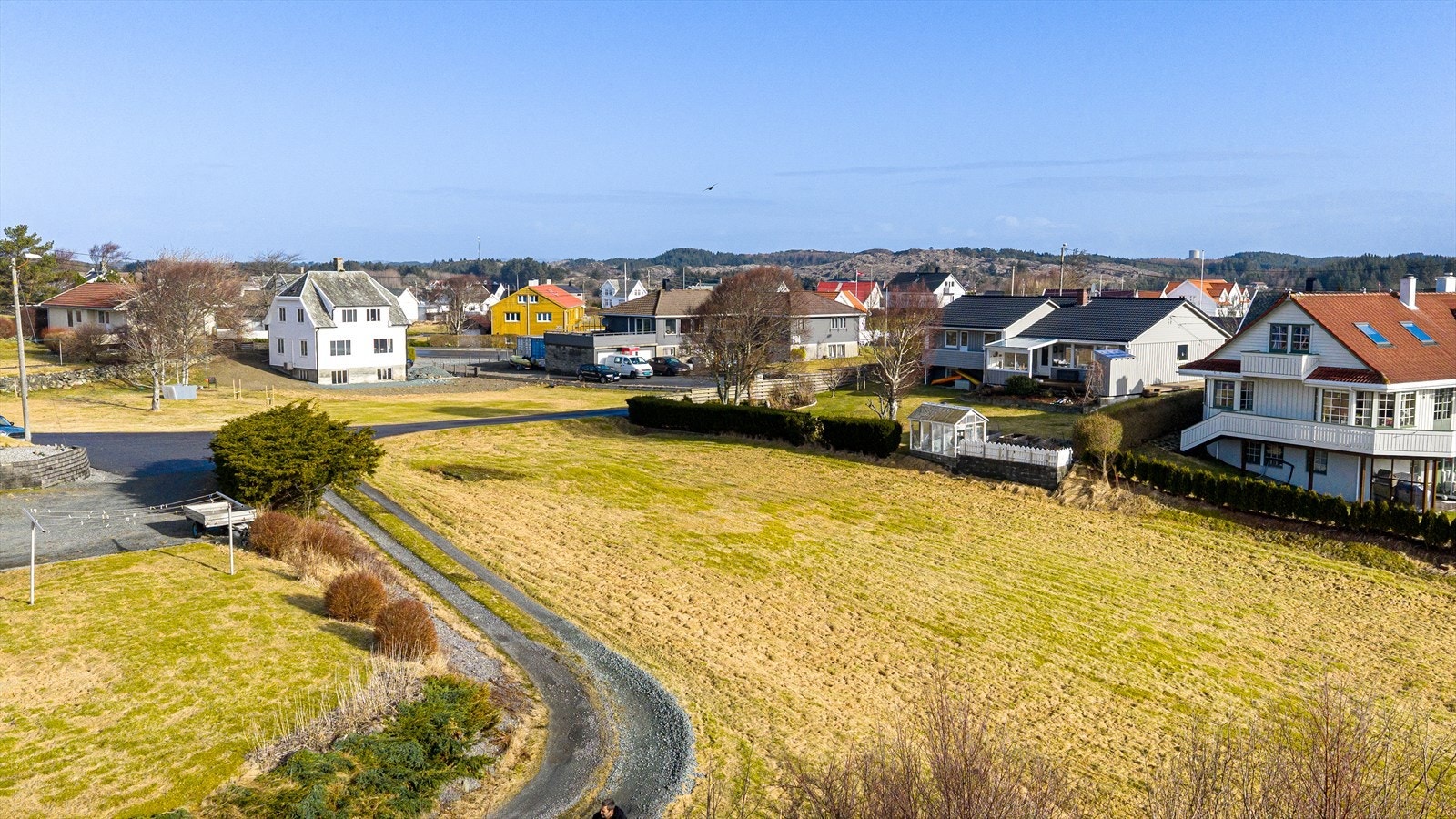 Det skal opparbeides ny vei til tomtene i henhold til reguleringskart, og kostnadene for dette dekkes av selger Galleribilde