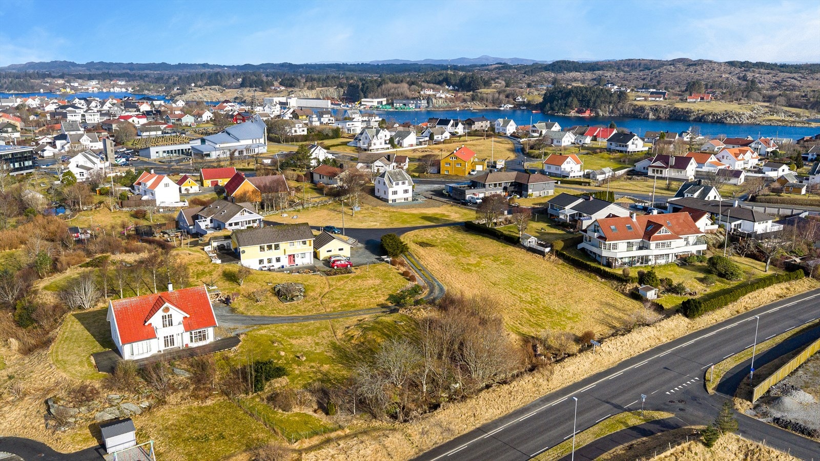Det er også kort vei til privat ungdomsskole, flott idrettsanlegg, attraktive turområder og sentrum Galleribilde