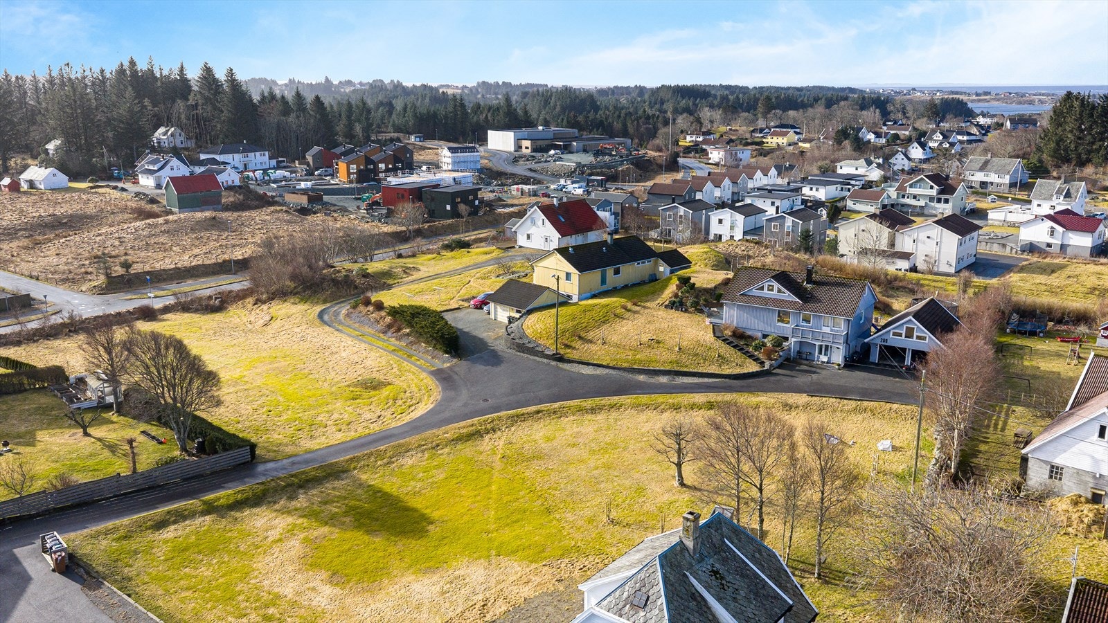Like i nærheten finner du blant annet barneskole, bank, frisør, kirke, og dagligvarebutikk Galleribilde