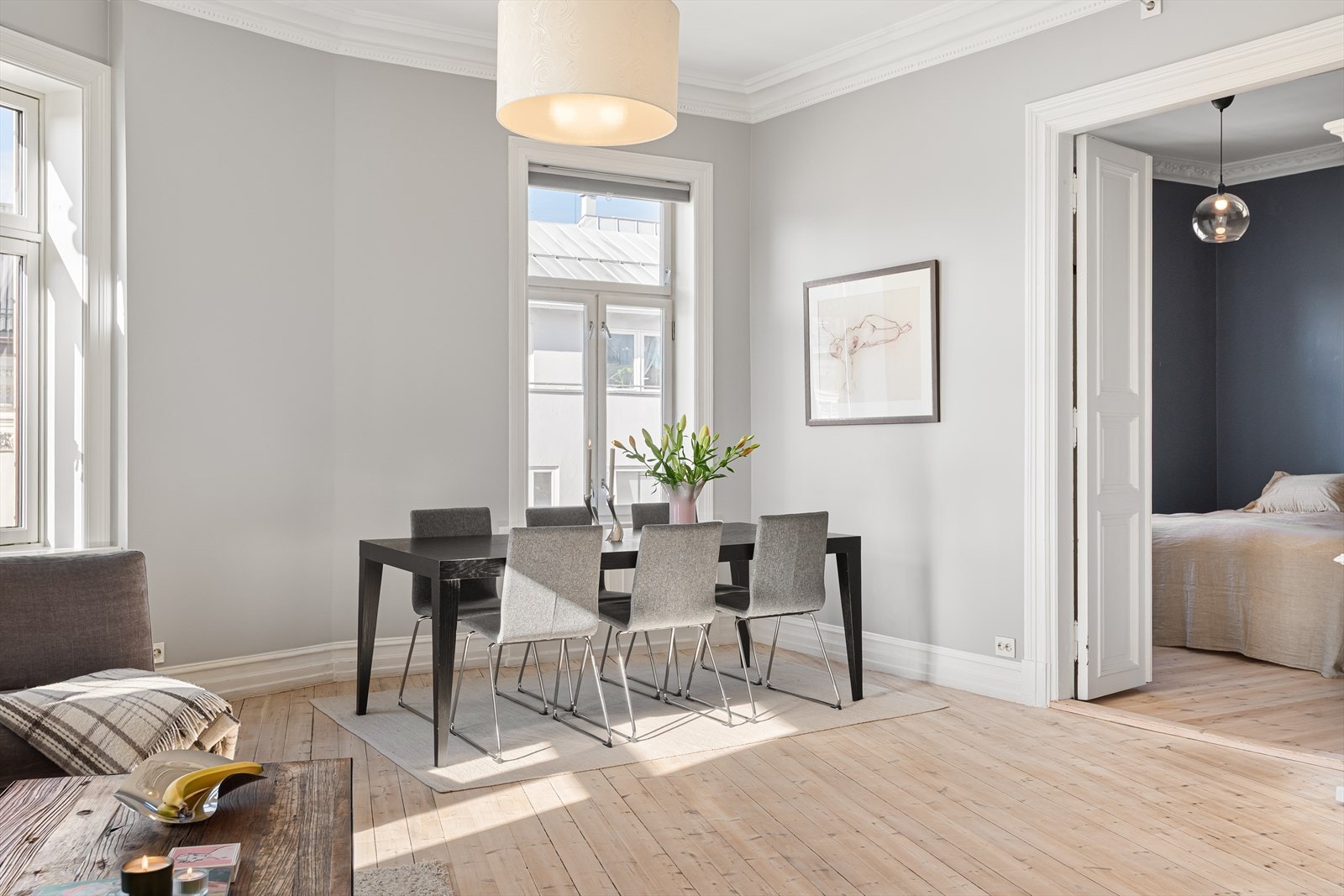 Spiseplass og doble fløydører inn til et av leilighetens fire soverom Galleribilde