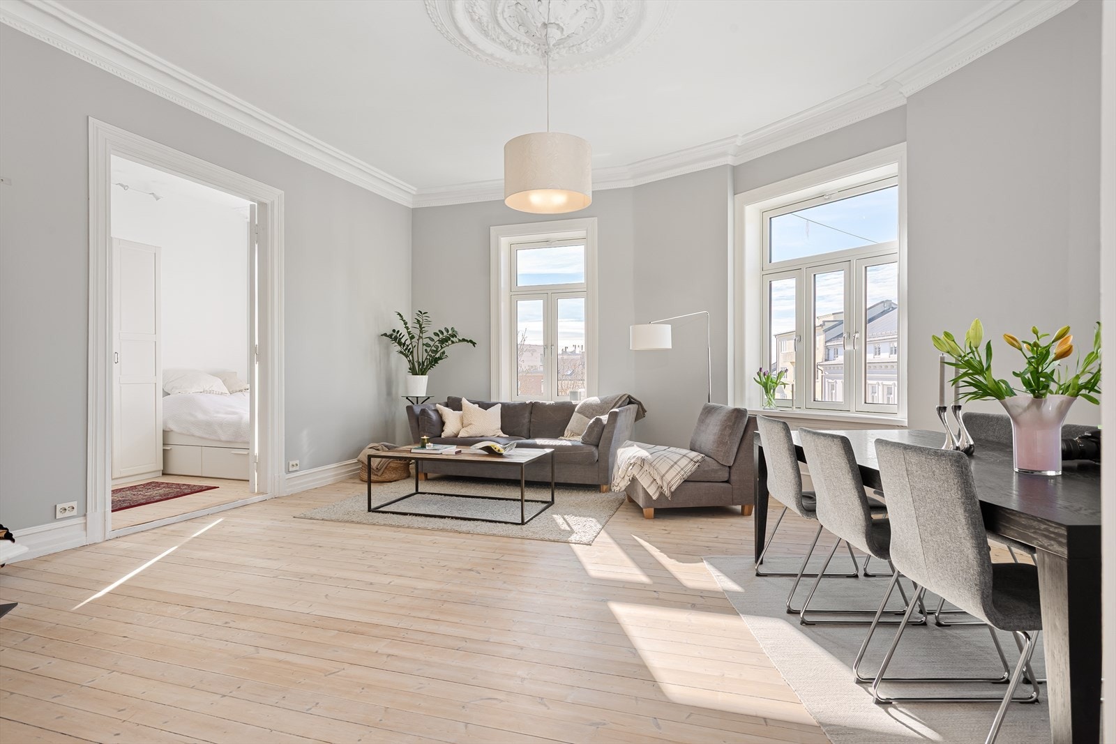 Det har tidligere vært en stor spisestue inn til venstre for stuen, der det i dag er bygget to ekstra soverom - dette kan enkelt reverseres Galleribilde