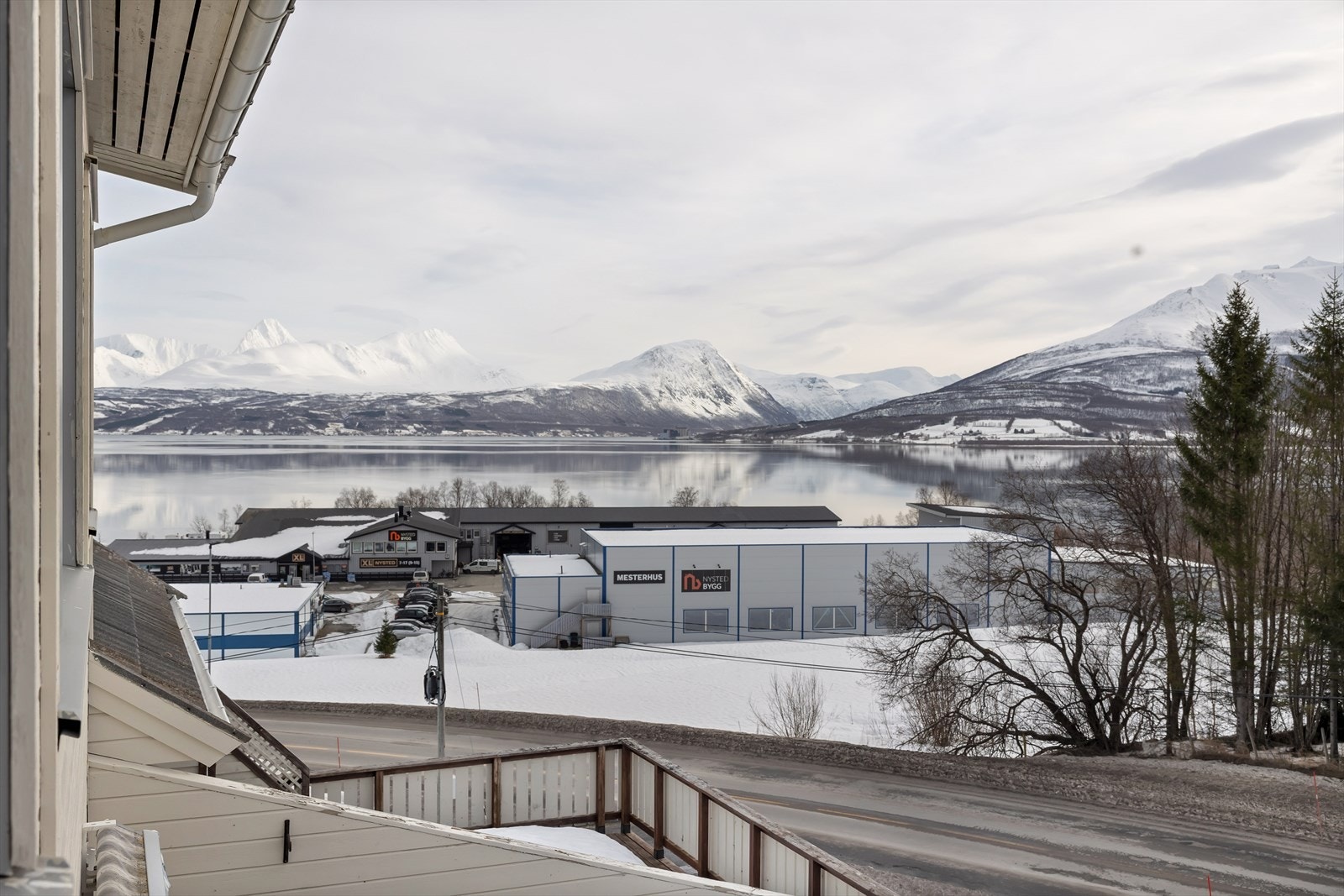 Utsikt fra veranda mot fjorden Galleribilde