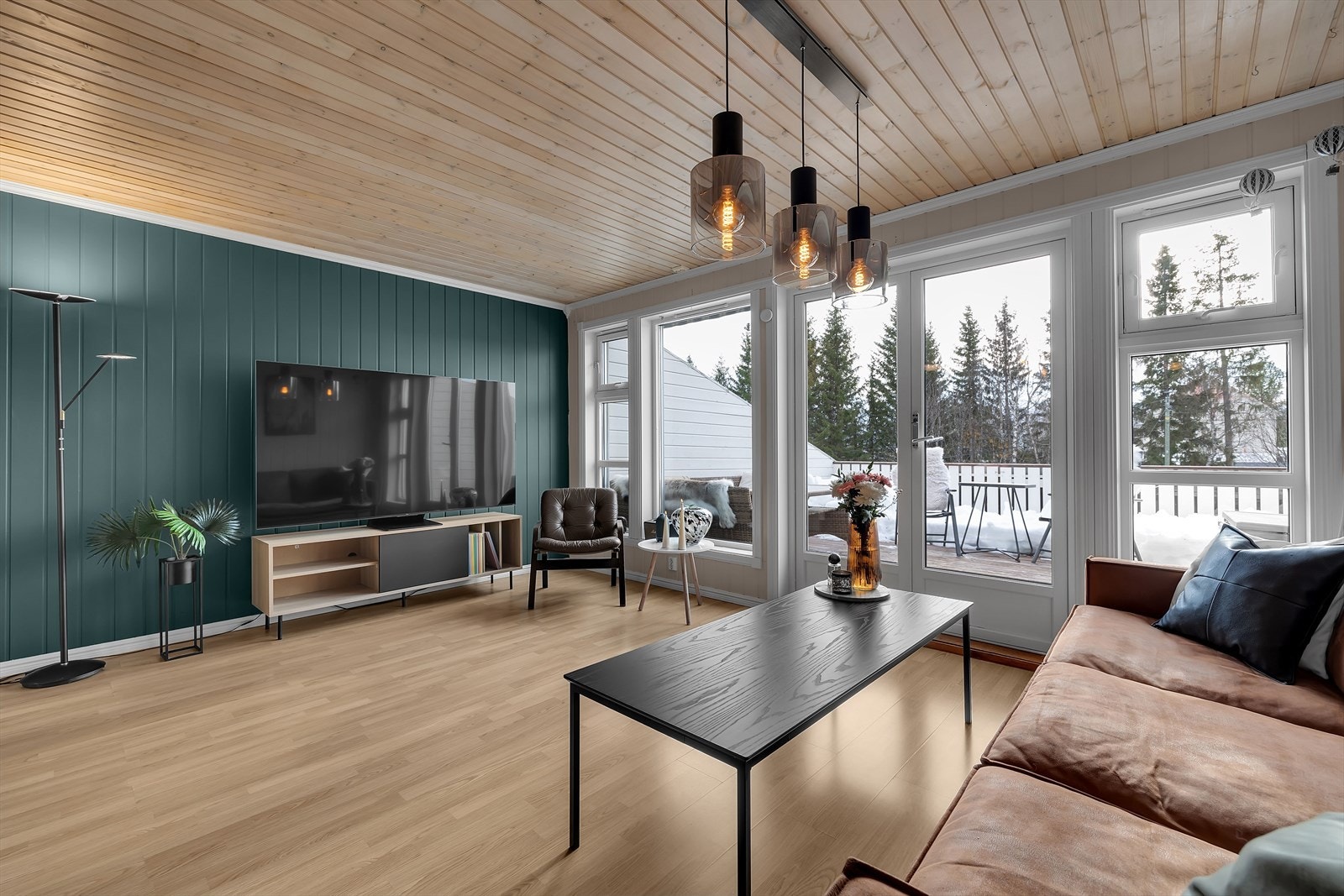 Stuen har store vinduer med mye lysinnslipp Galleribilde